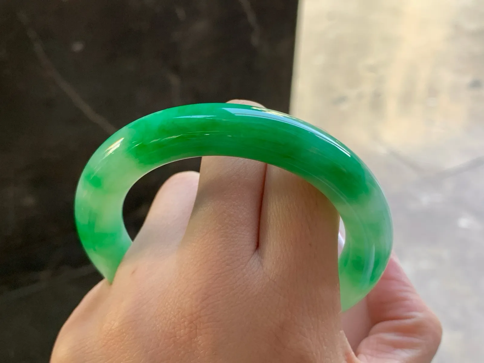 55-11

阳绿色圆条手镯^_^颜色鲜艳 玉质温润