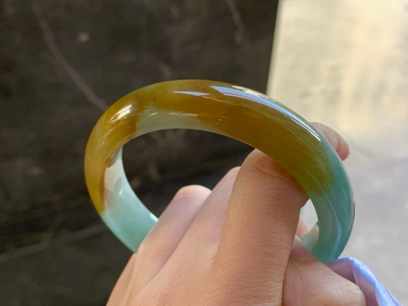 57-13.3-8.3

黄翡手镯^_^颜色鲜艳 玉质温润