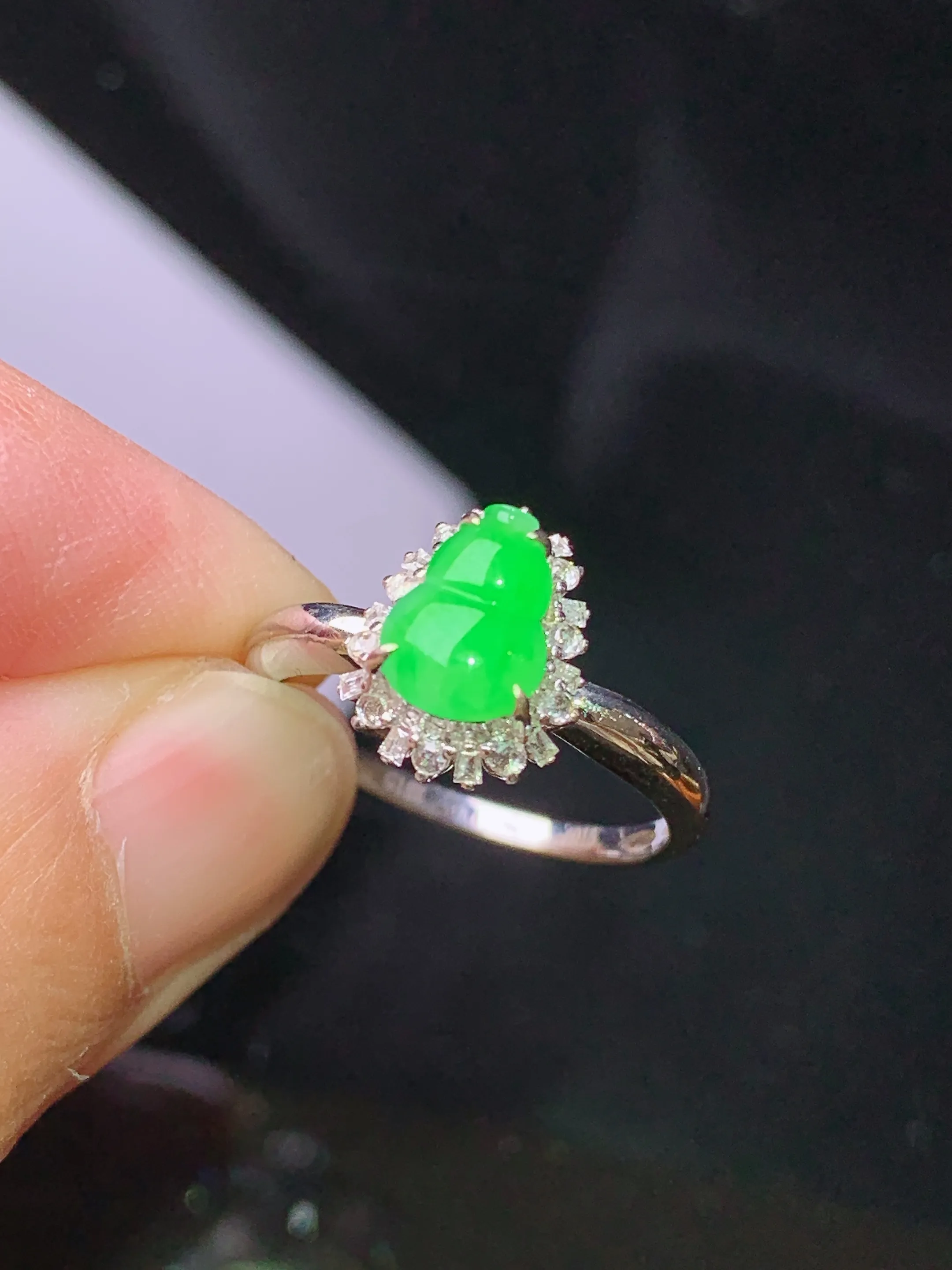 18k金钻镶嵌翠绿葫芦戒指 玉质细腻 色泽艳丽清新 圈口12.5整体尺寸11.2*8.8*7.5