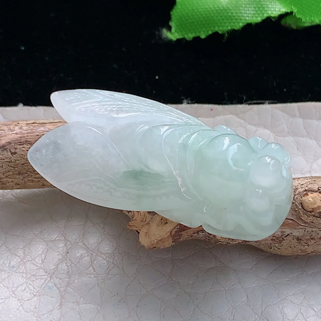 ajj实拍35.2*16.6*12.8缅甸翡翠精雕浅绿飘花一鸣惊人 蝉玉项坠 玉挂件