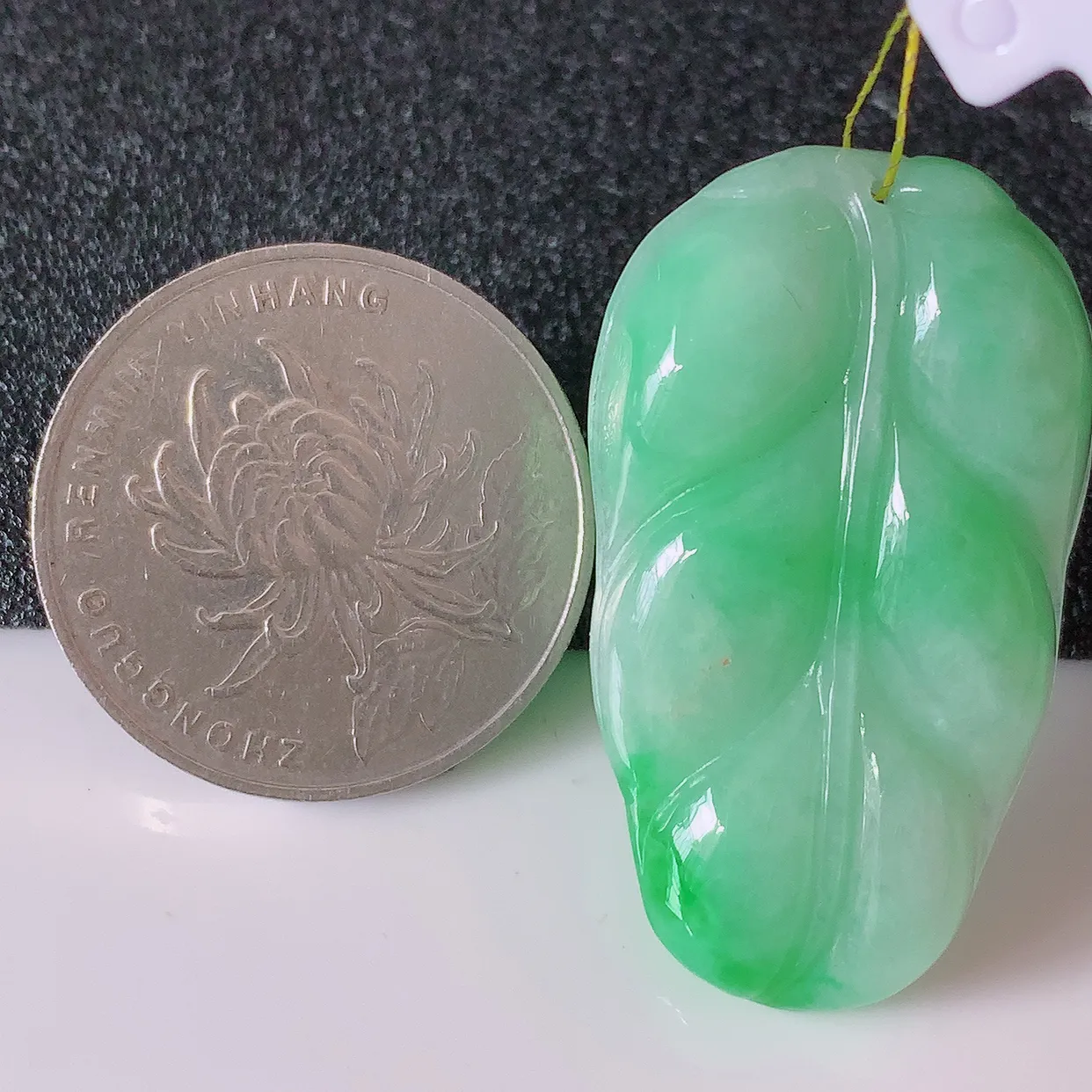 自然光实拍，冰润飘绿翡翠事业有成叶子吊坠，莹润且起胶，叶子清秀优雅，佩戴大业有成！#35.4