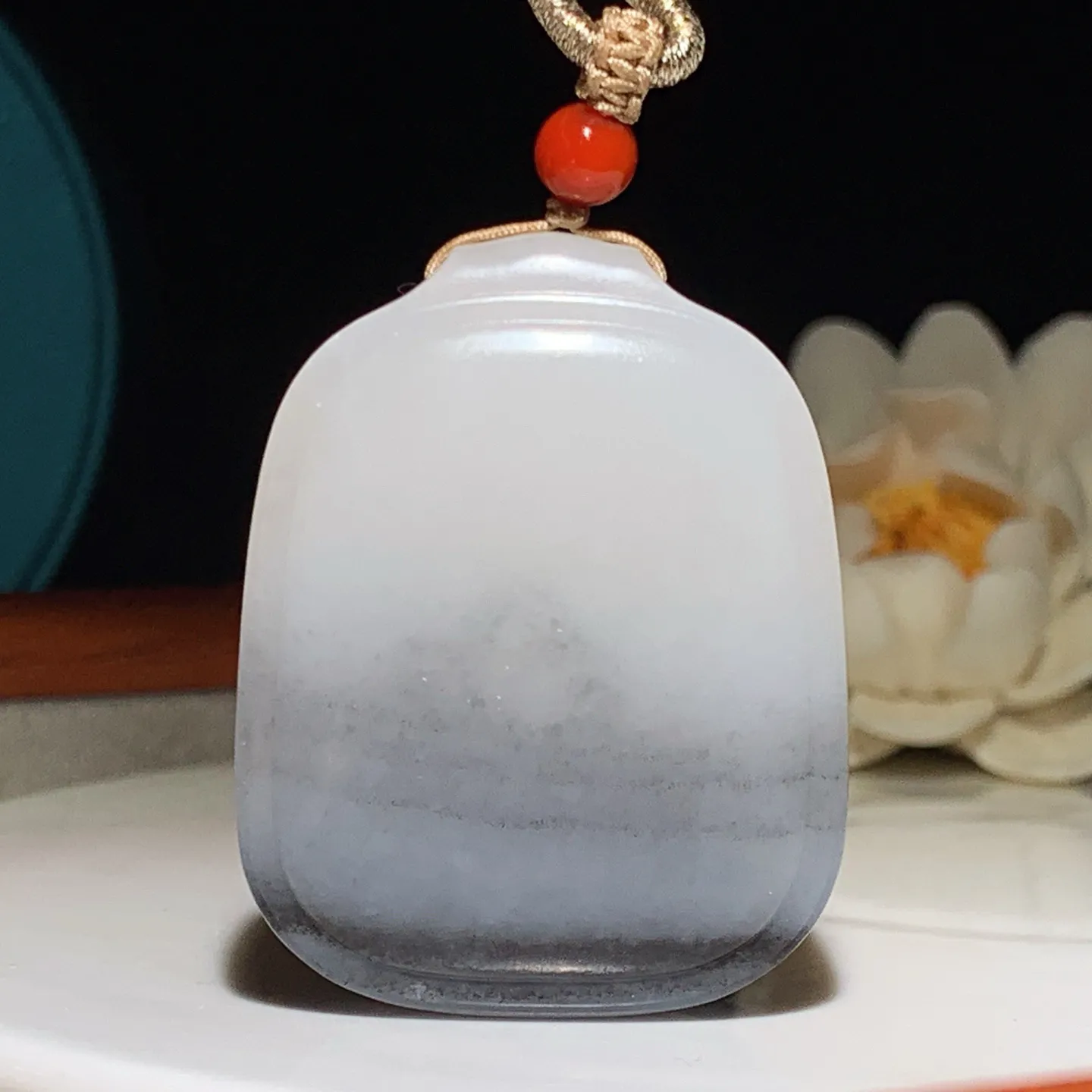 新疆和田玉羊脂白籽料青花平安无事牌挂件。尺寸49/38/13重49.5克。白度一级。玉质细腻油润。手推出油。佩戴高端典雅。lt250105