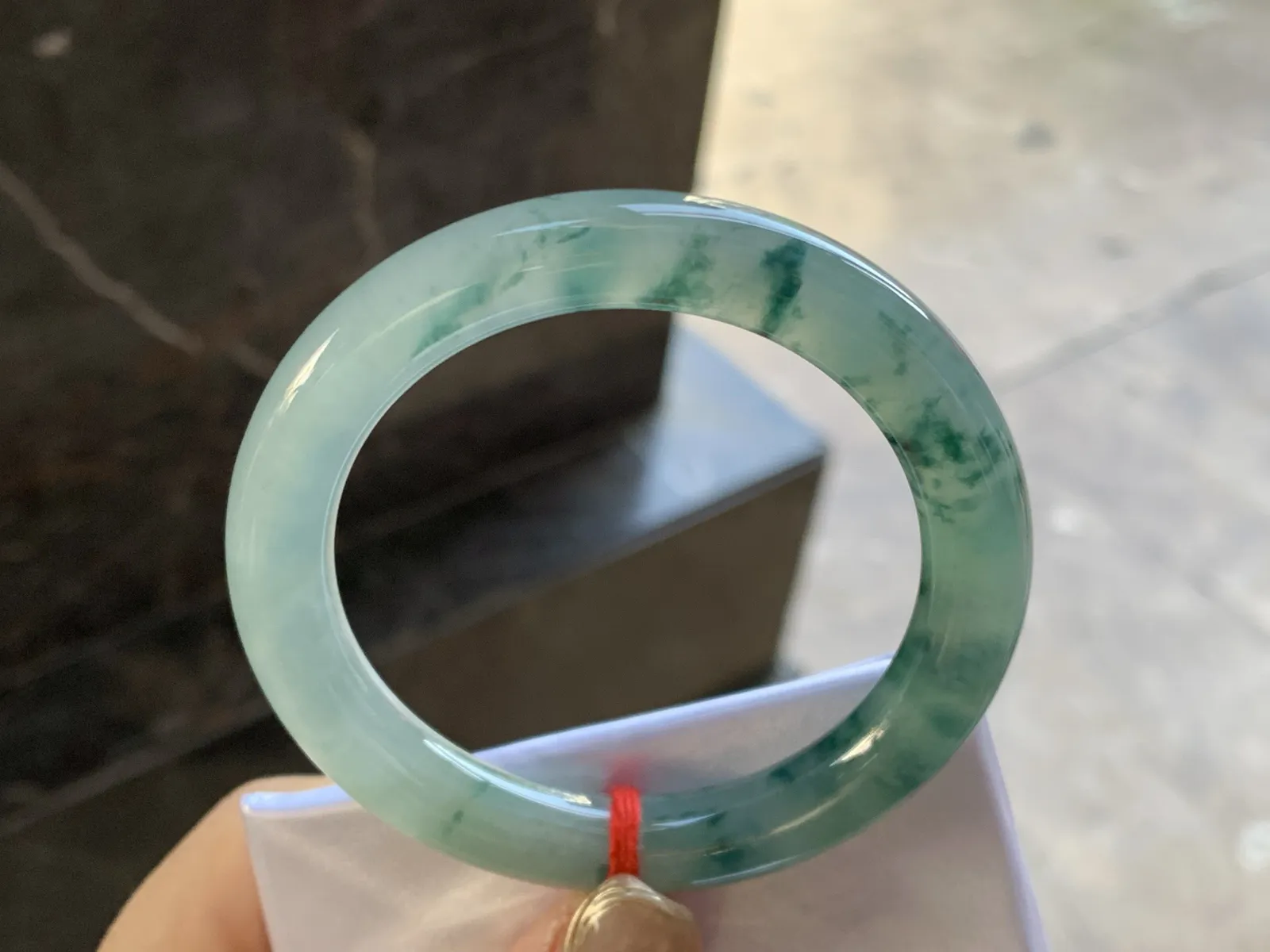 冰种飘花圆条手镯
尺寸：52.2-9.2-9.4mm
种水好 飘花浓郁