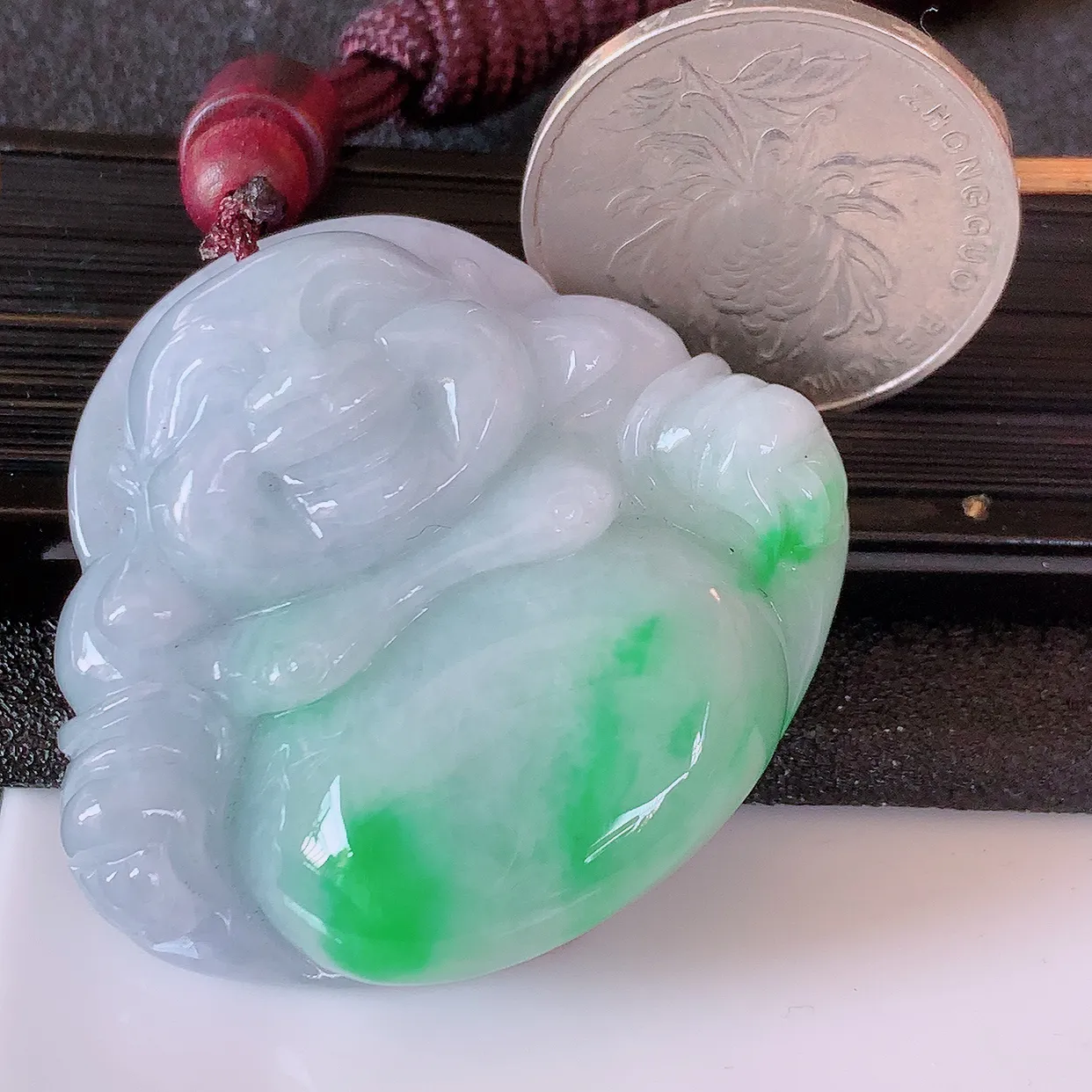 自然光实拍，大件厚装冰润飘绿翡翠佛公吊坠，开心笑佛，种老水足，颜色漂亮，立体饱满圆润，佩戴效果赞#46.2