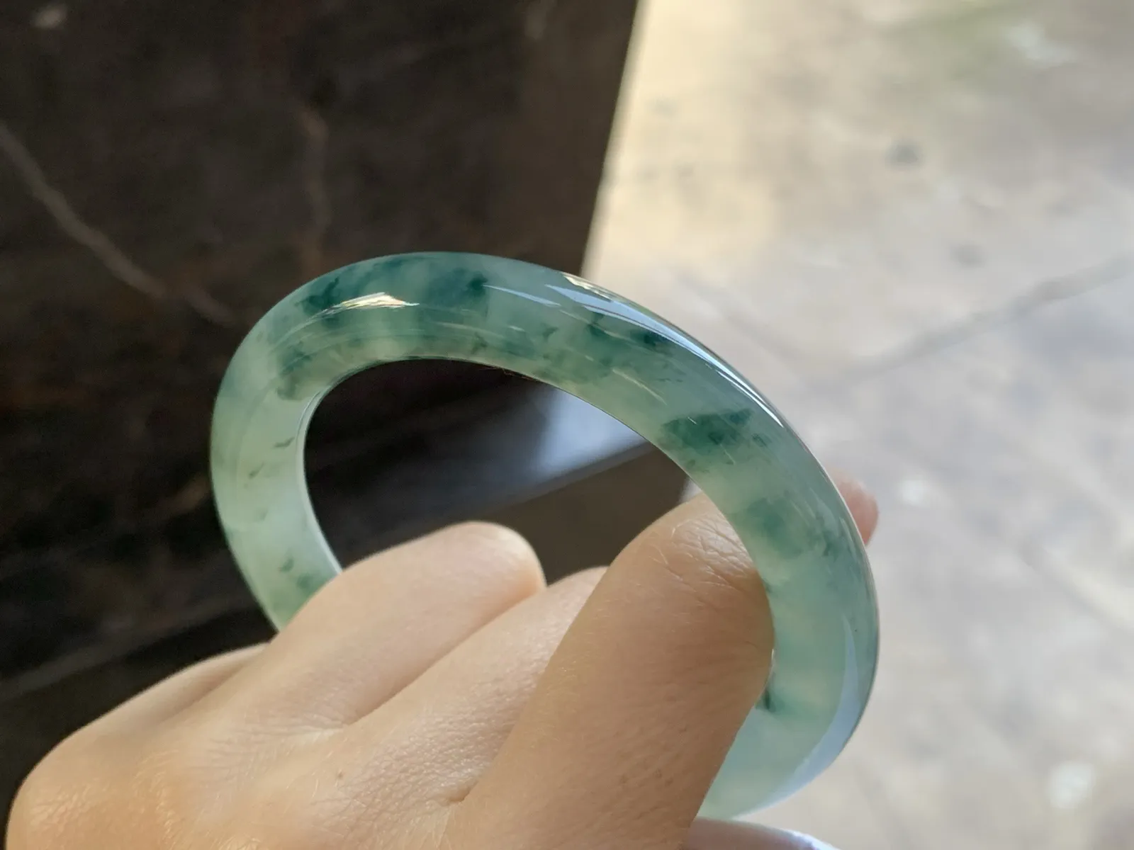 冰种飘花圆条手镯
尺寸：52.2-9.2-9.4mm
种水好 飘花浓郁