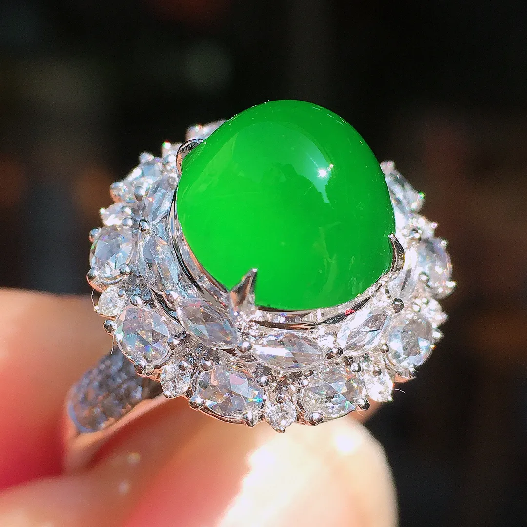 阳绿蛋面戒指，色泽均匀艳丽，玉质细腻，荧光感超
强，饱满圆润，尽显优雅气质，18k
金豪华镶嵌