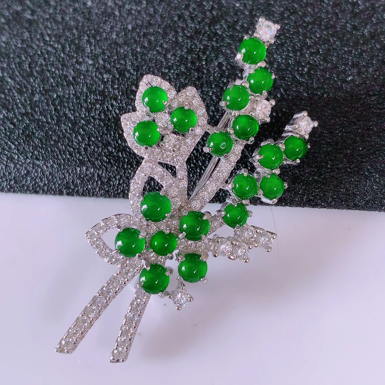 冰透满绿翡翠925银镶嵌胸针，自然光实拍，翠色灵动，颜色漂亮，种老水足，品相佳，佩戴佳品！#97.4整体45.8*22*8.8裸石2.8*2.8