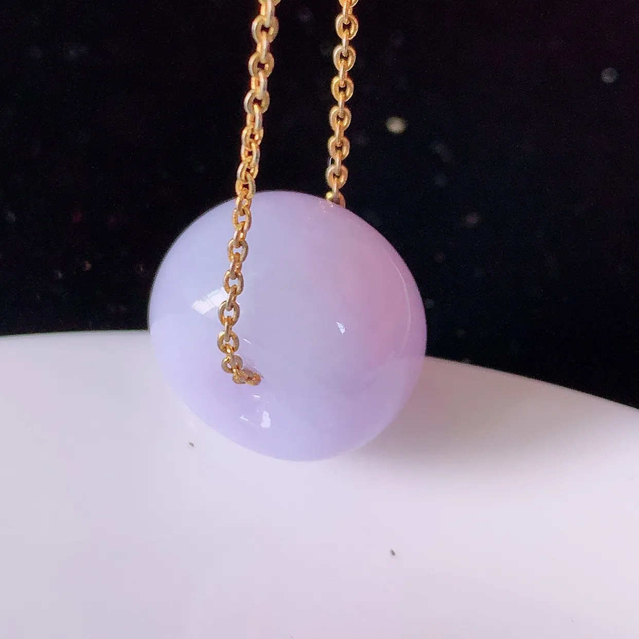 自然光实拍，冰润紫罗兰翡翠路路通吊坠，寓意时来运转、财源滚滚，款式新颖时尚，日常百搭的款！配图银链#05.4