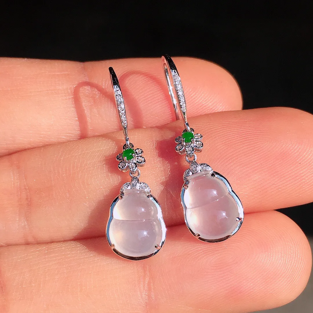 冰种葫芦耳坠，玉质细腻，荧光感超
强，饱满圆润，尽显优雅气质，18k
金豪华镶嵌