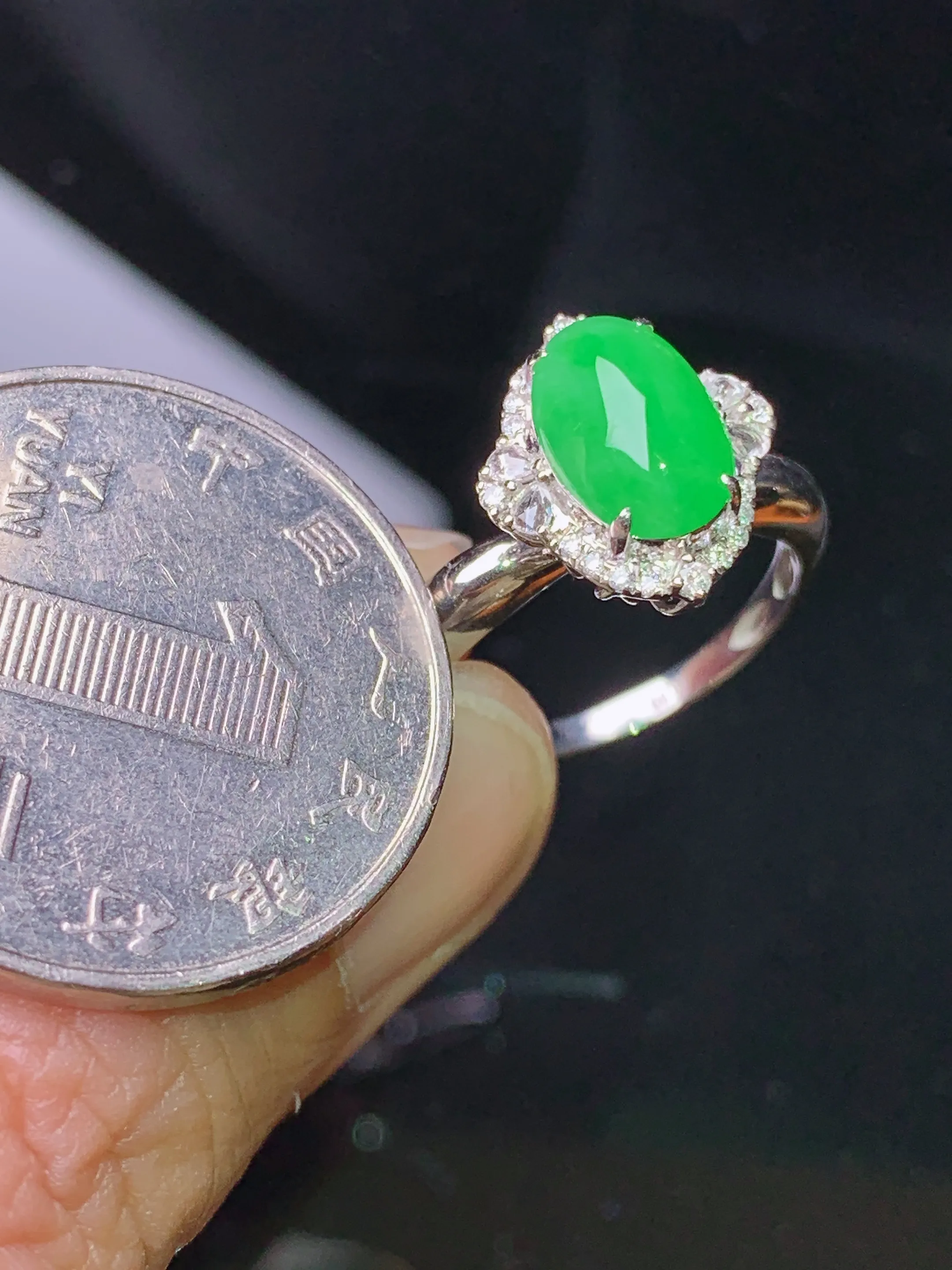 18k金钻镶嵌翠绿蛋面戒指 玉质细腻 色泽清新艳丽 圈口12.5整体尺寸13.2*11.5*9