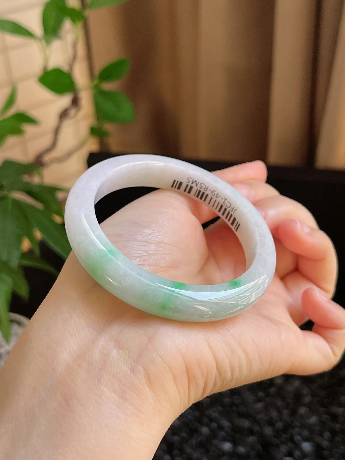 正圈54.1圈口，翡翠糯化种飘绿手镯