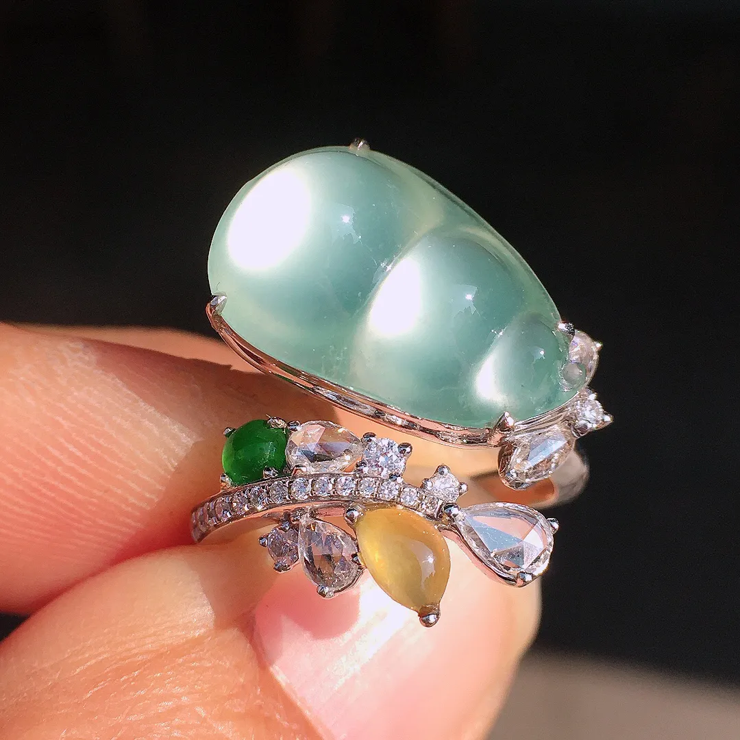 冰种福豆戒指，玉质细腻，荧光感超
强，饱满圆润，尽显优雅气质，18k
金豪华镶嵌