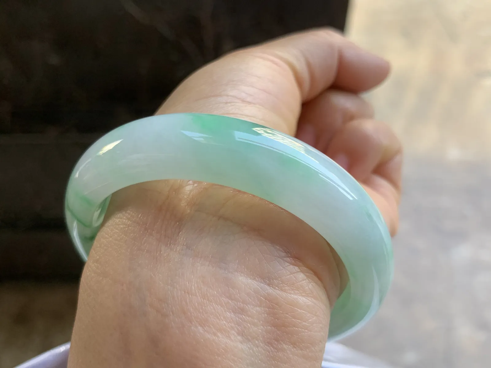 56.5-13.6-8.4mm
带色手镯 底子细腻 颜色漂亮 性价比推荐