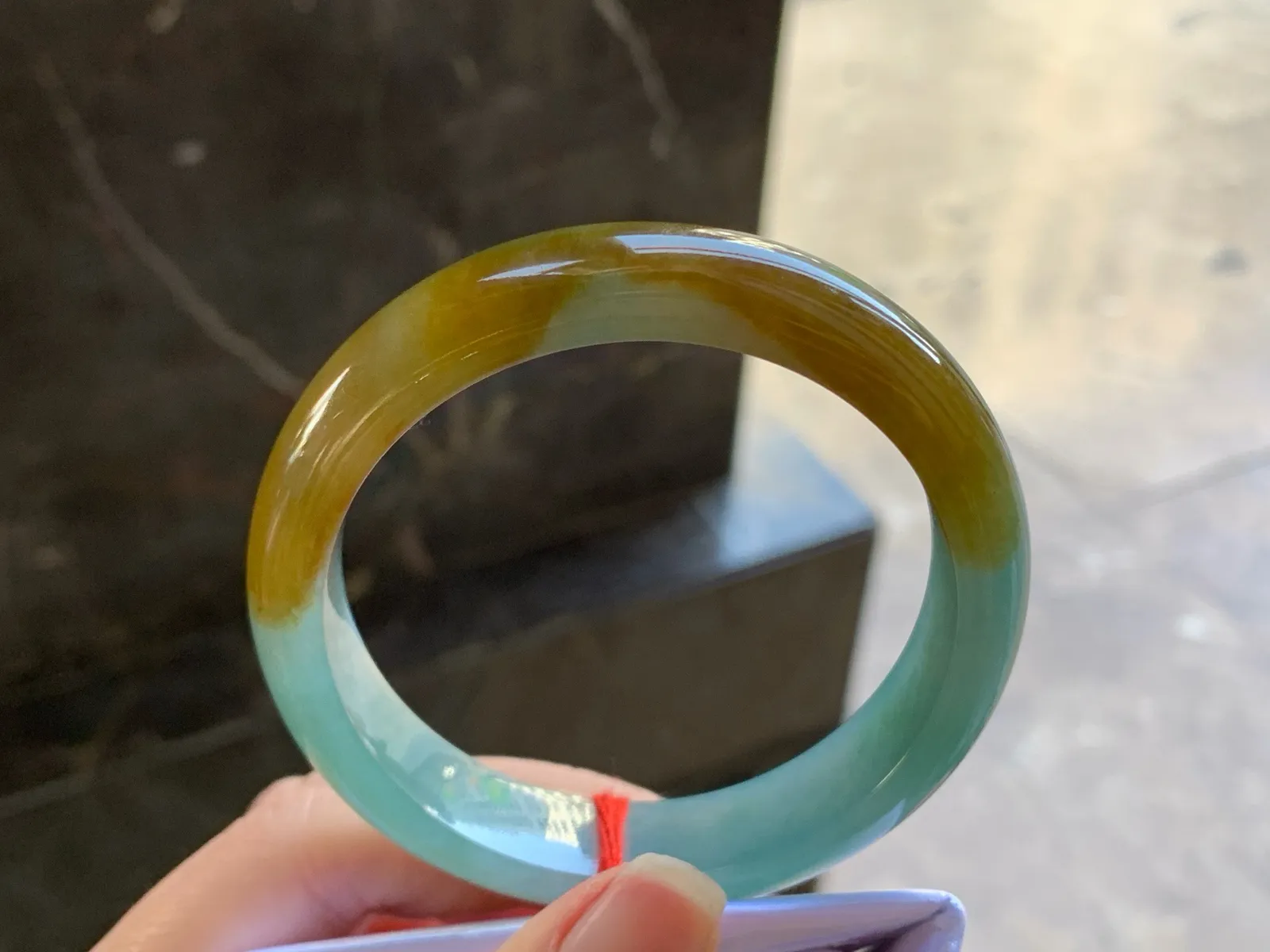 57-13.3-8.3

黄翡手镯^_^颜色鲜艳 玉质温润