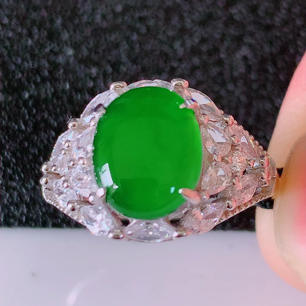 冰透满绿翡翠925银镶嵌戒指，自然光实拍，翠色灵动，颜色漂亮，种老水足，品相佳，佩戴佳品！#97.4（圈口可调大小）整体23.5*16.8*5.8裸石9.6*7.6