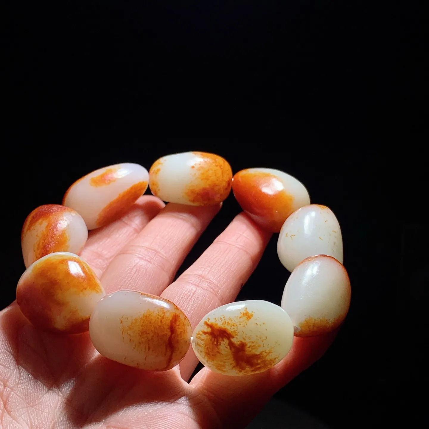 新疆和田玉油皮原石手串。单颗尺寸27/18/16重114.5克。玉质细腻油润。手推出油。佩戴高端典雅。lt250105