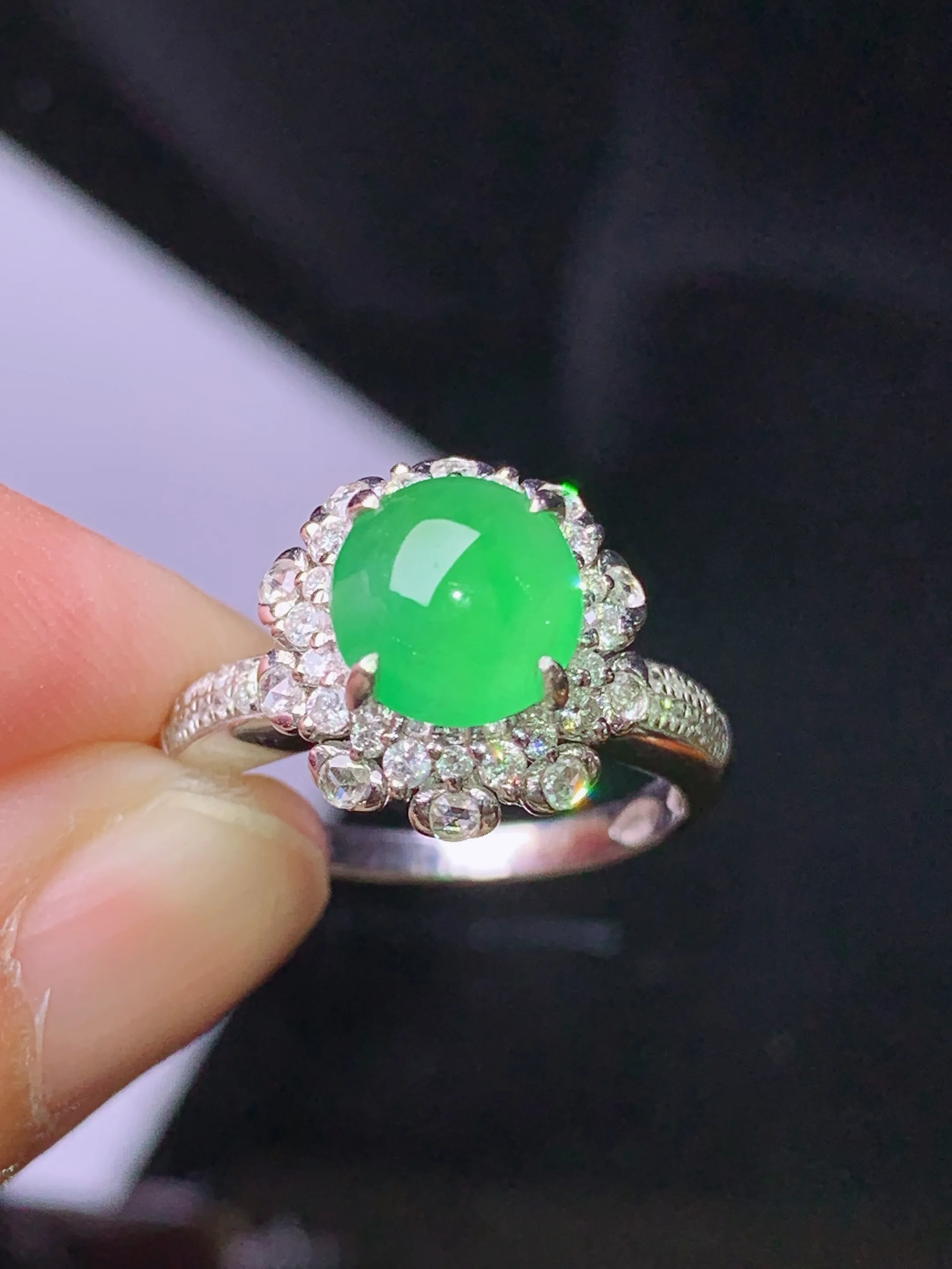 18k金钻镶嵌翠绿蛋面戒指 玉质细腻 色泽清新艳丽 圈口12.5 整体尺寸12.5*12*11.2