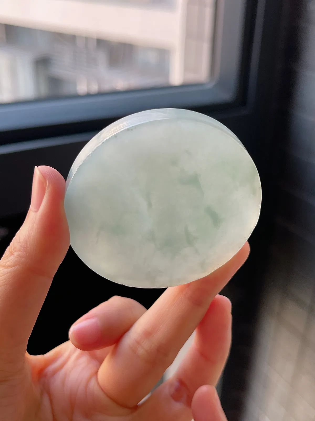 翡翠冰糯种淡绿色镯心