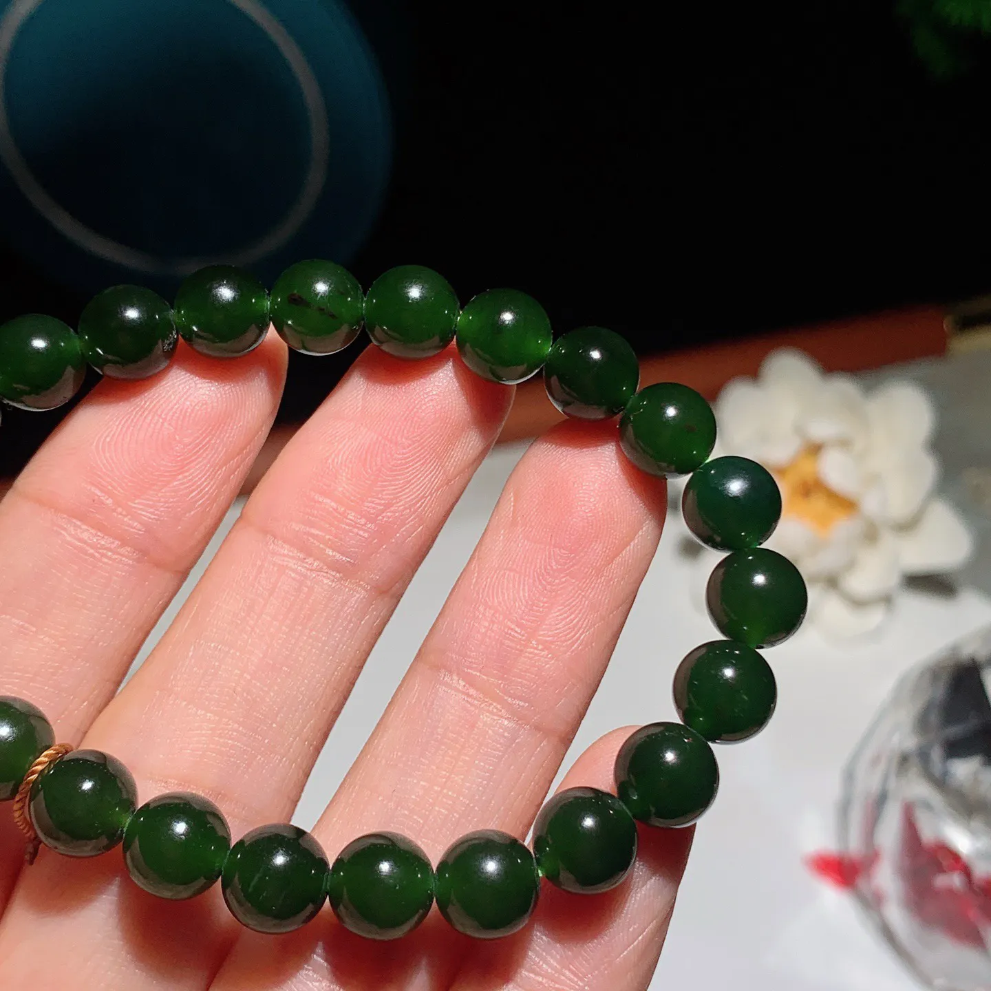 和田玉菠菜绿俄罗斯碧玉手串。单颗尺寸8！玉质细腻油润。手推出油。佩戴高端典雅。lt250105