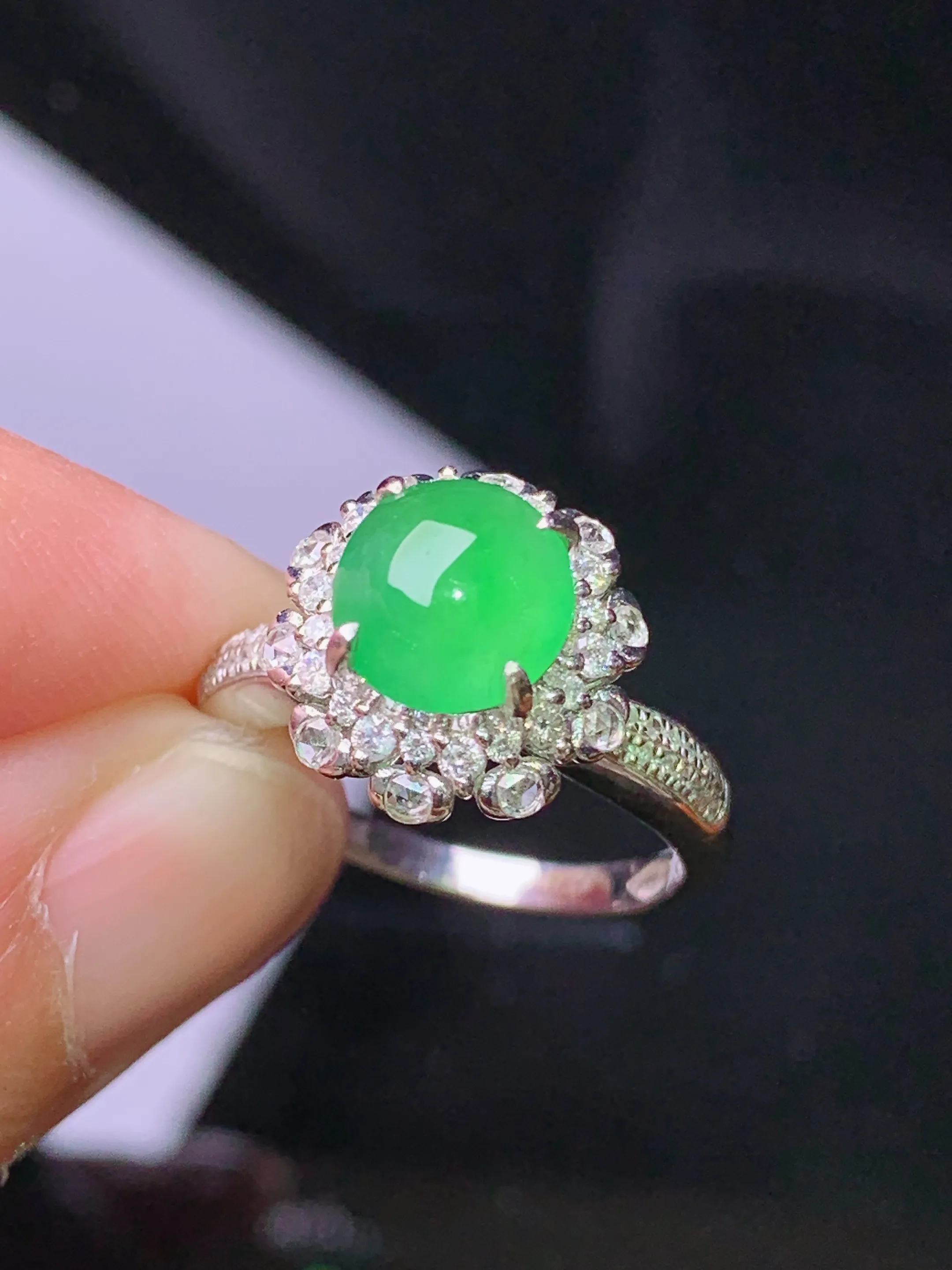 18k金钻镶嵌翠绿蛋面戒指 玉质细腻 色泽清新艳丽 圈口12.5 整体尺寸12.5*12*11.2