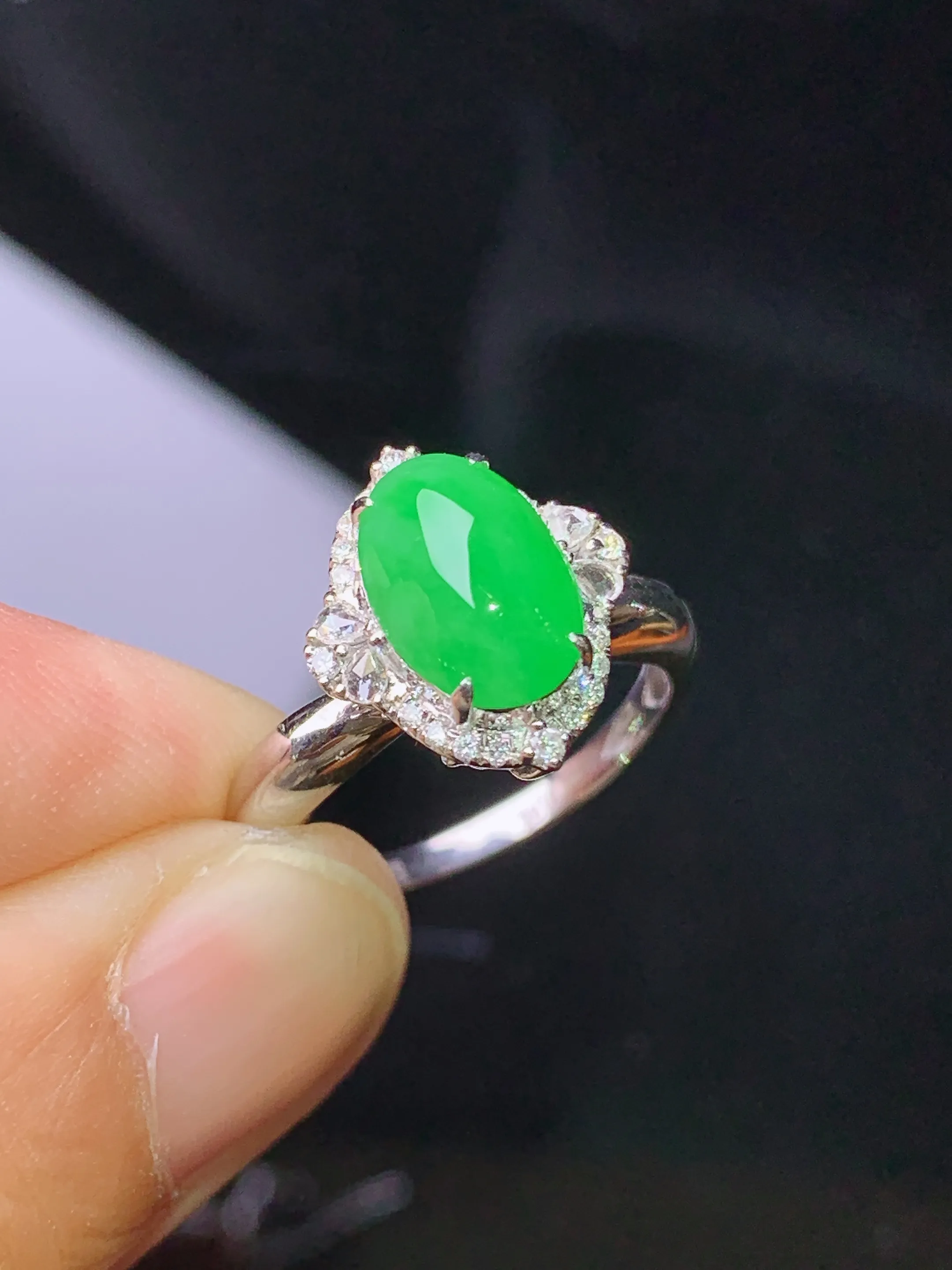 18k金钻镶嵌翠绿蛋面戒指 玉质细腻 色泽清新艳丽 圈口12.5整体尺寸13.2*11.5*9