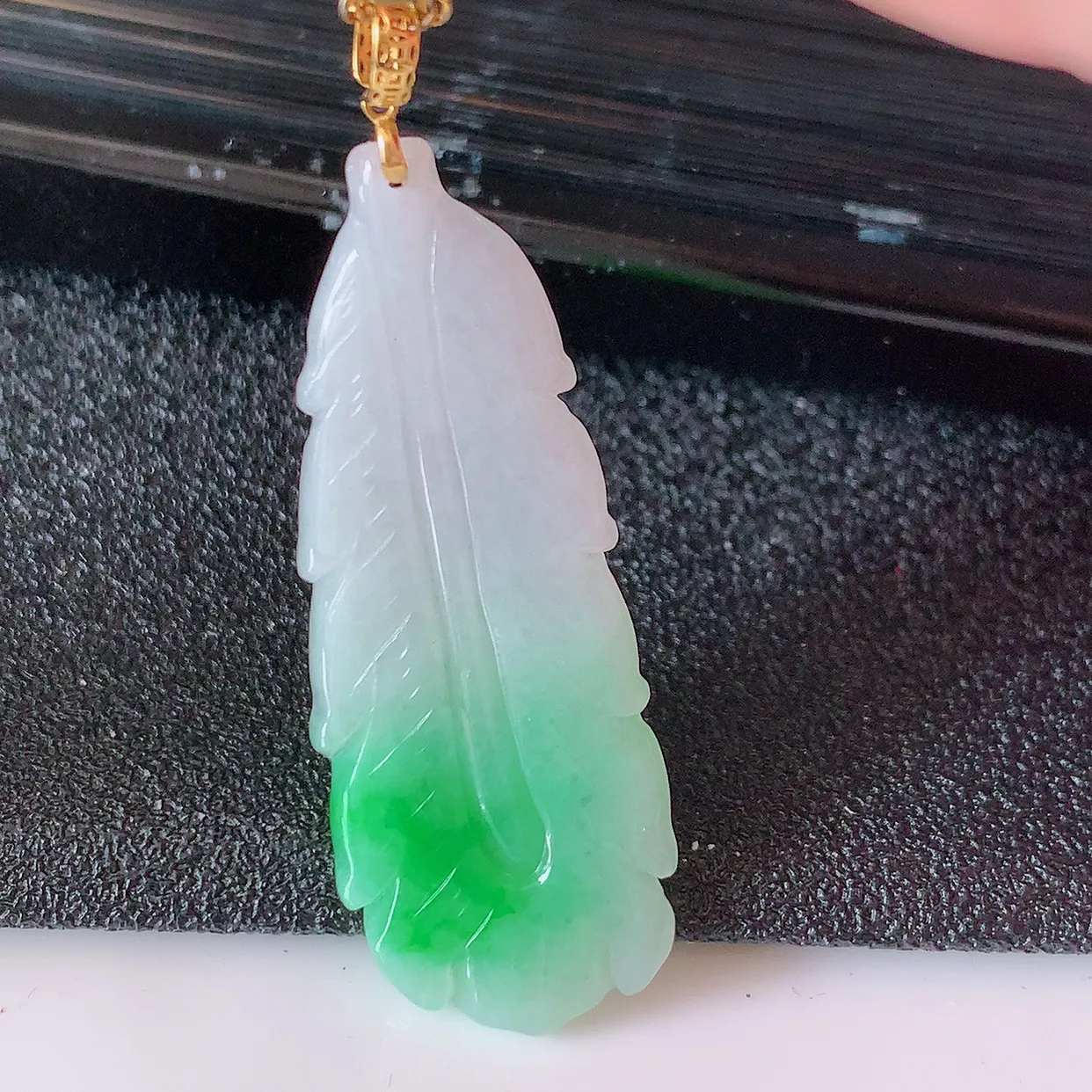 18k金镶嵌冰润飘绿翡翠栩栩生辉羽毛吊坠，款式新颖时尚，日常百搭的款。清秀高雅，佩戴优雅高贵！#1.4