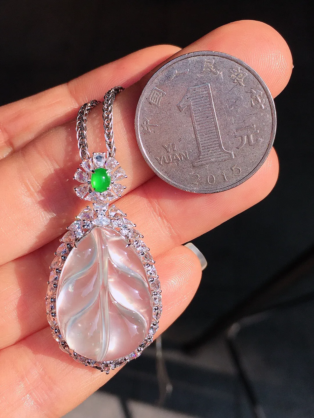 玻璃种玉叶吊坠，玉质细腻，荧光感超
强，饱满圆润，尽显优雅气质，18k
金豪华镶嵌
