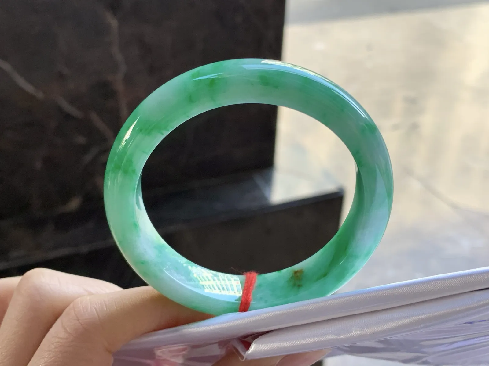 54-13-8.3

带色手镯^_^颜色好看 玉质温润