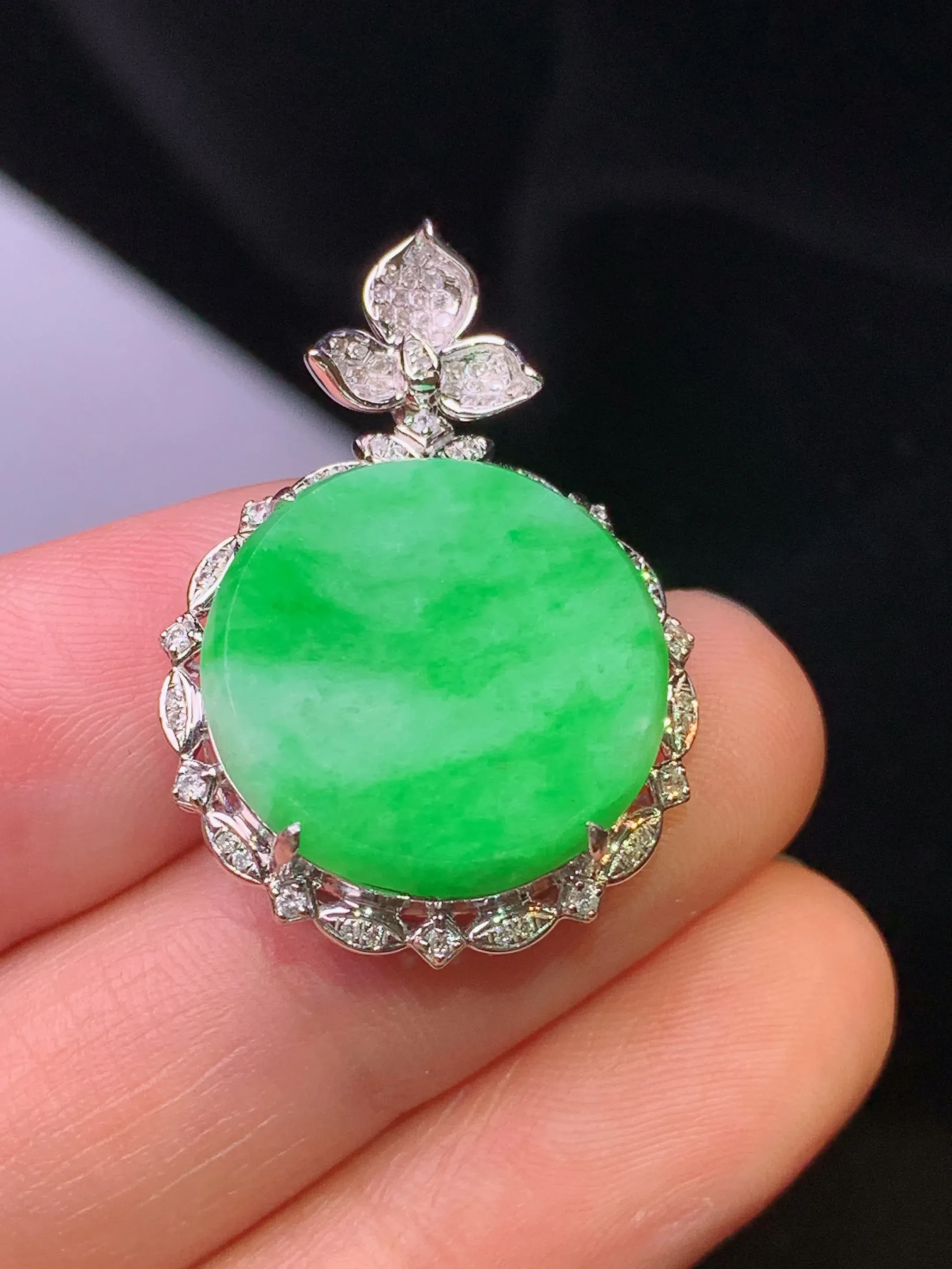 18k金钻镶嵌翠绿圆牌吊坠 玉质细腻 色泽清新艳丽 整体尺寸30.2*20.9*7.5