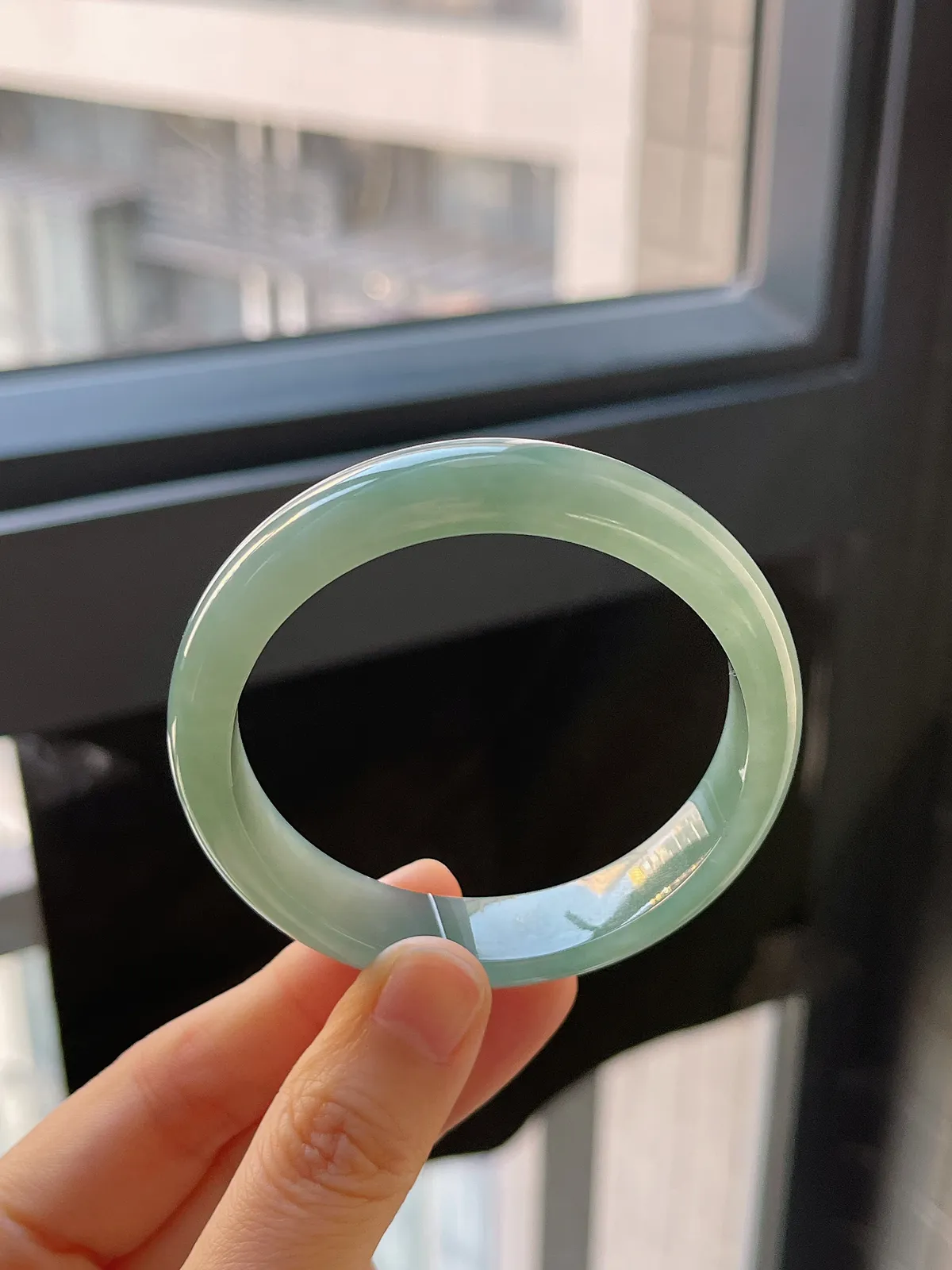 正圈53.7圈口，翡翠糯化种淡绿色手镯