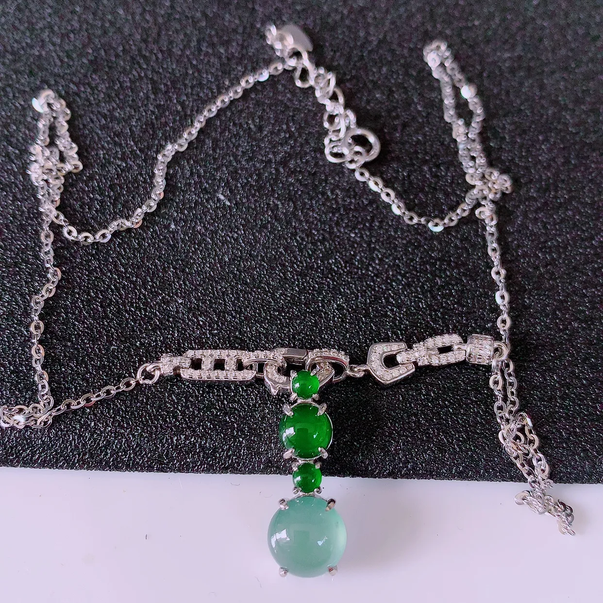冰透满绿翡翠925银镶嵌项链，自然光实拍，翠色灵动，颜色漂亮，种老水足，品相佳，佩戴佳品！#97.4