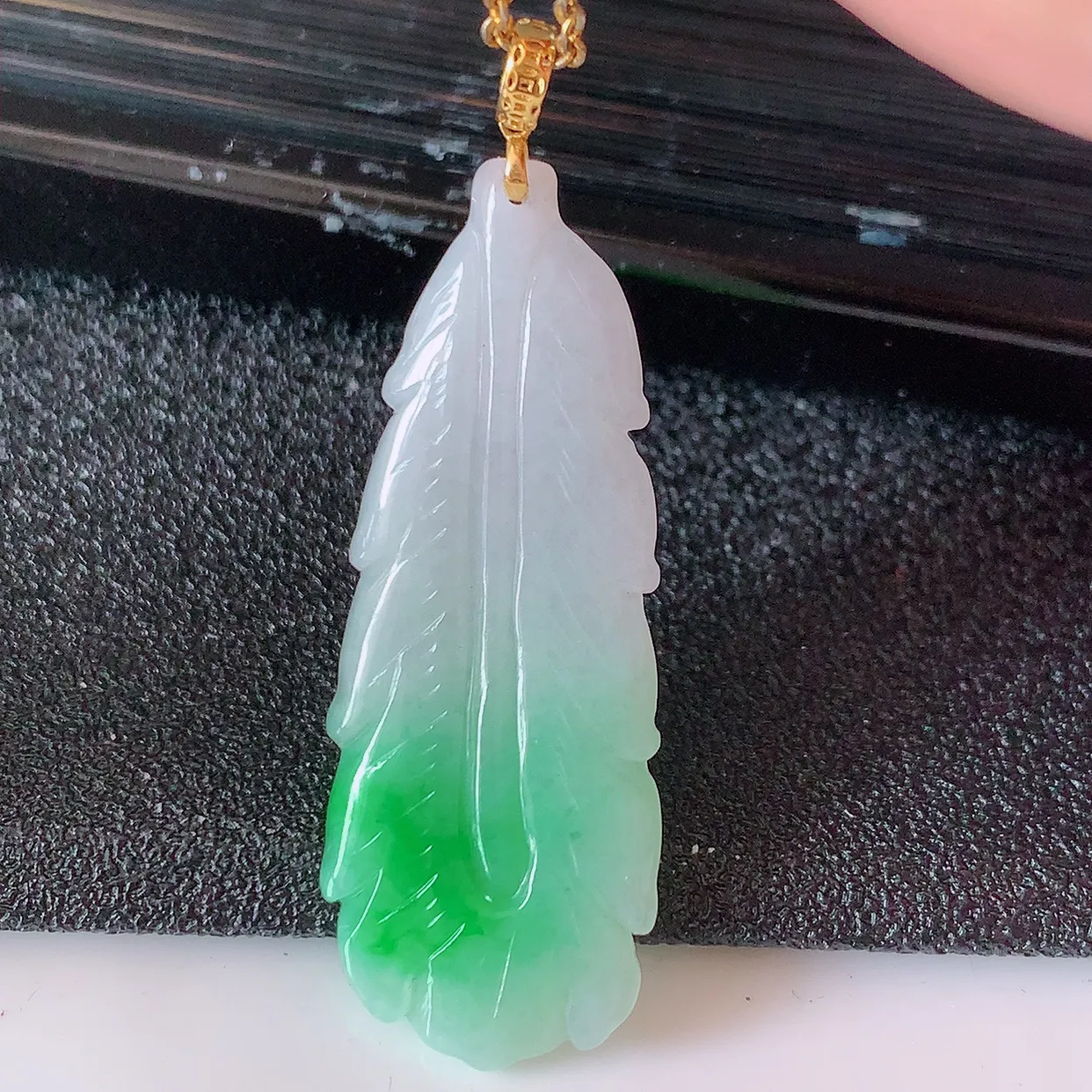 18k金镶嵌冰润飘绿翡翠栩栩生辉羽毛吊坠，款式新颖时尚，日常百搭的款。清秀高雅，佩戴优雅高贵！#1.