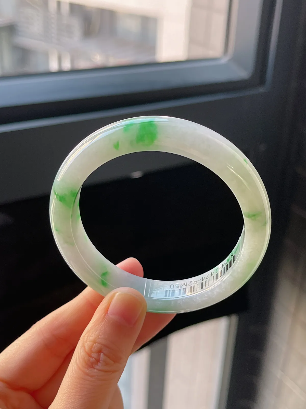 正圈55.7圈口，翡翠糯化种飘绿手镯