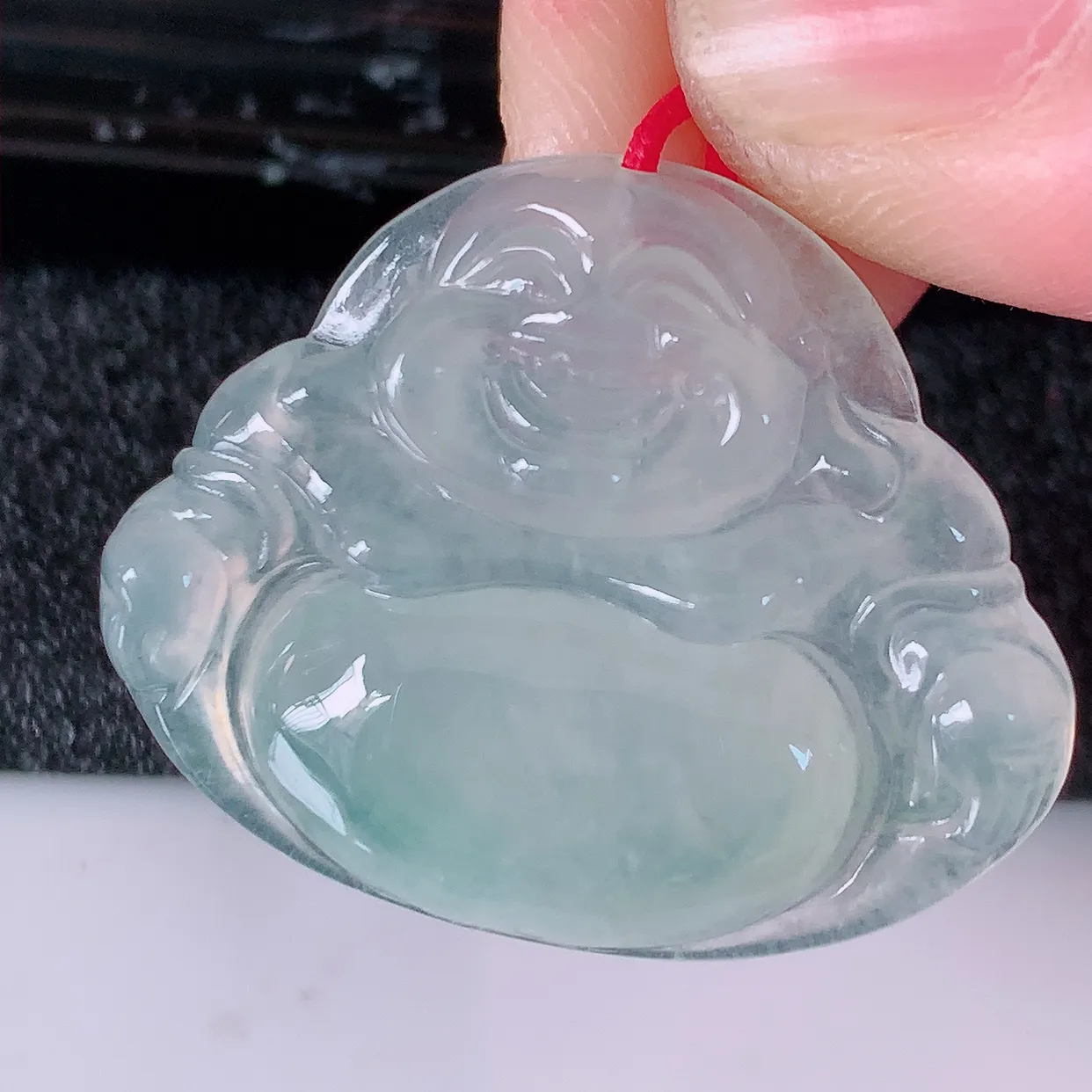 自然光实拍，冰种翡翠佛公吊坠，水灵起胶，翠色迷人，佛公在心中，一生平安，饱满圆润，开怀大笑佛公，配戴灵气十足！#46.4