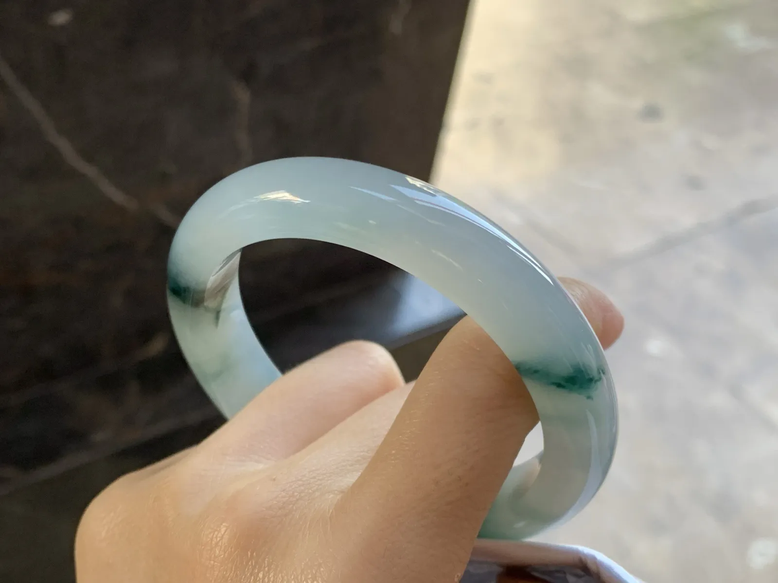 冰种飘花手镯
尺寸：58.4-12.6-9.3mm
种好 底子细腻干净