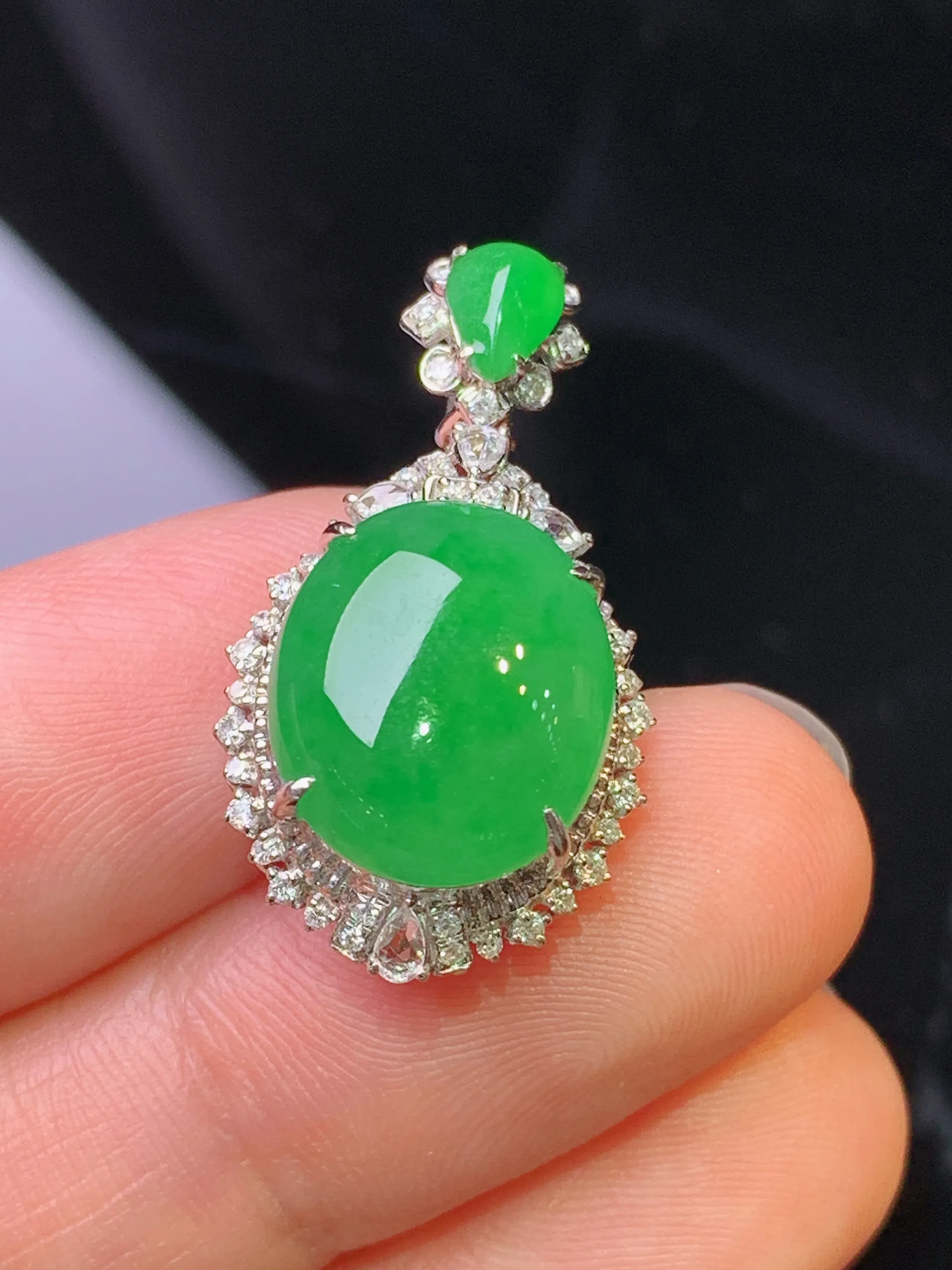 18k金钻镶嵌满绿蛋面吊坠 玉质细腻 色泽清新艳丽 整体尺寸27.5*14.8*10.5