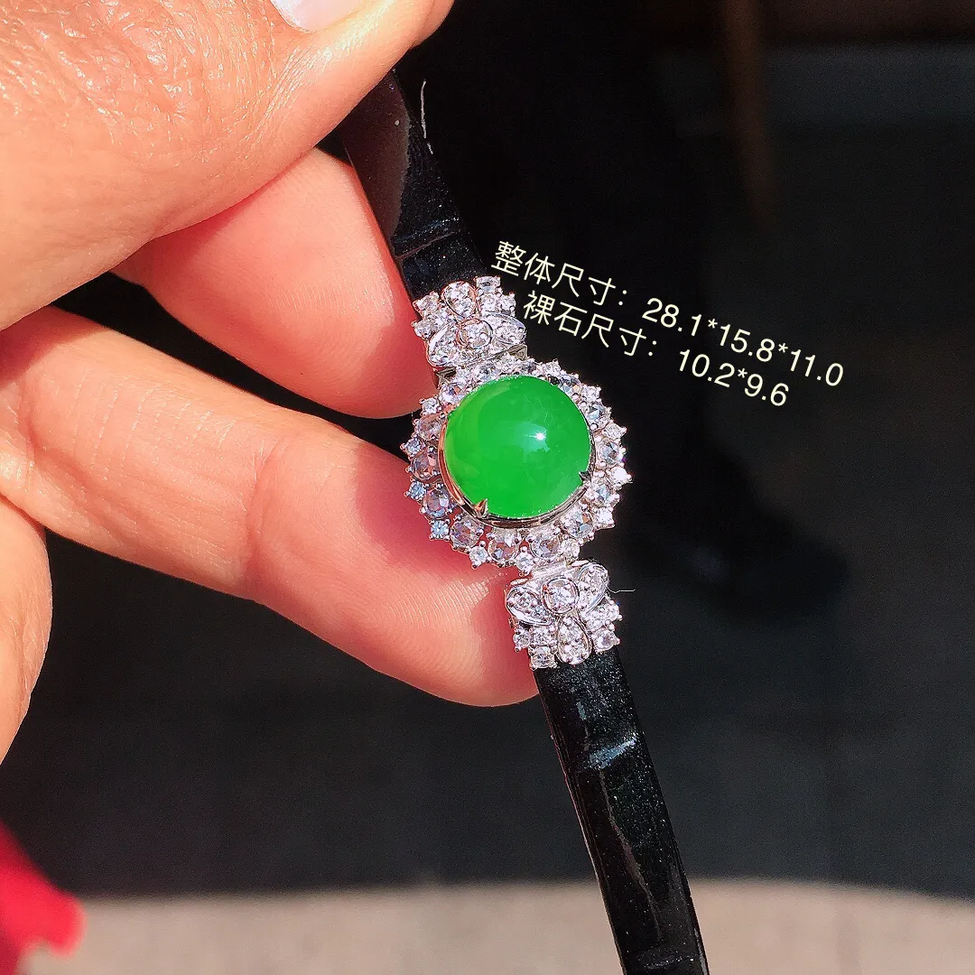 阳绿蛋面手表链，色泽均匀艳丽，玉质细腻，荧光感超
强，饱满圆润，尽显优雅气质，18k
金豪华镶嵌