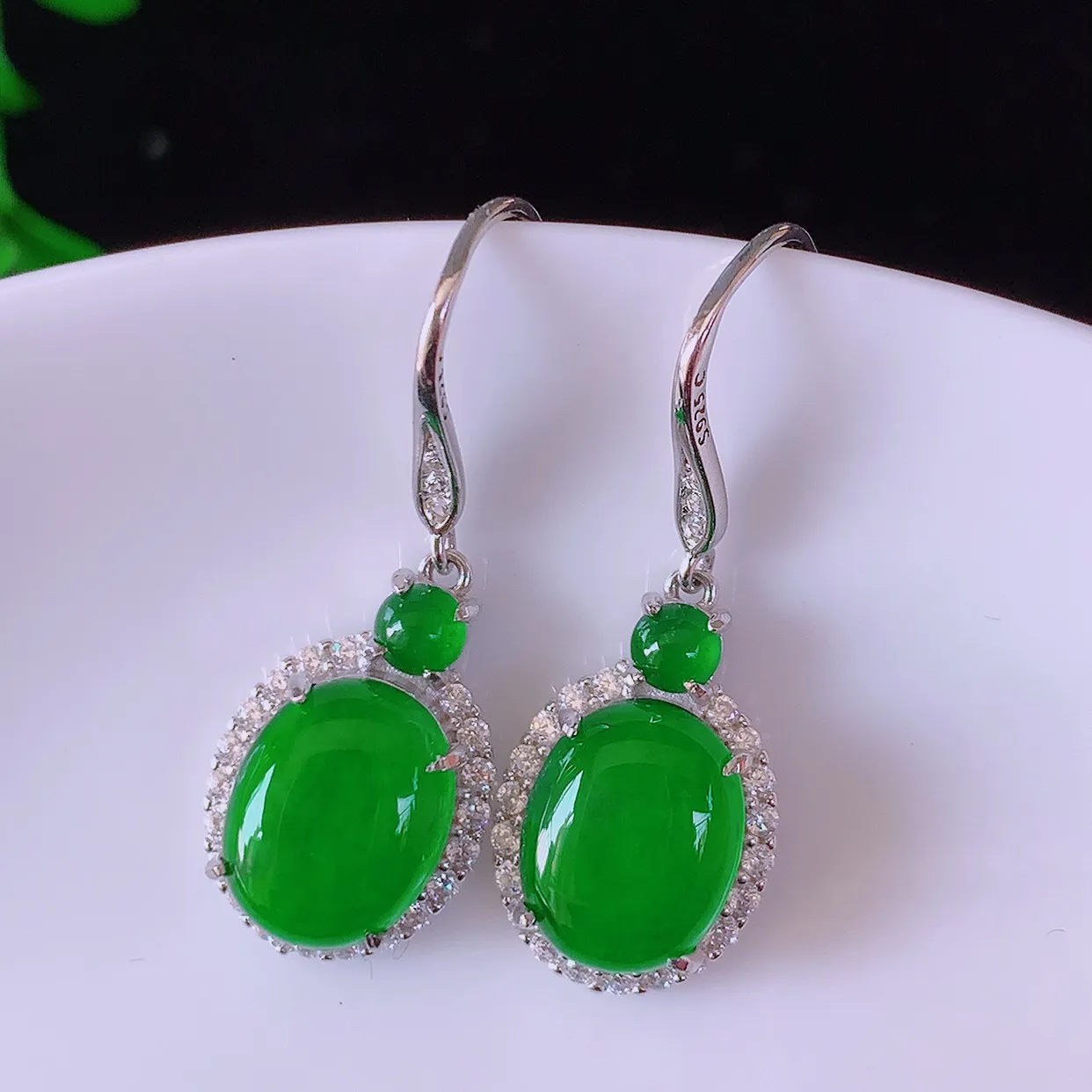 冰透满绿翡翠925银镶嵌耳坠，自然光实拍，翠色灵动，颜色漂亮，种老水足，品相佳，佩戴佳品！#97.2整体27*10.5*5.8裸石10*7.8
