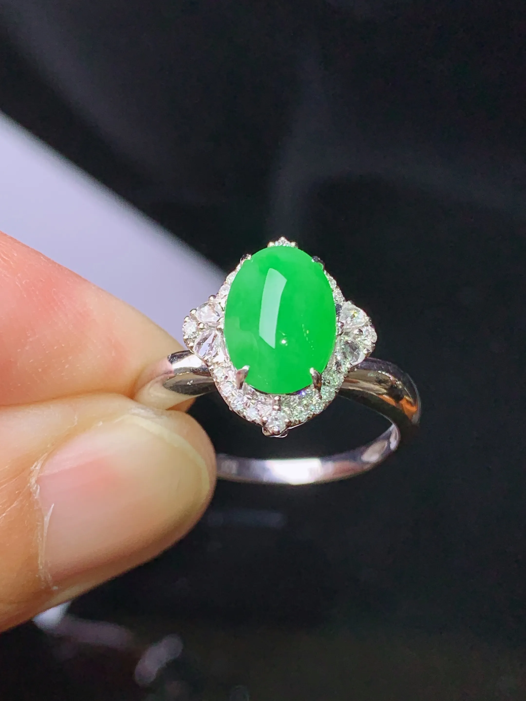 18k金钻镶嵌翠绿蛋面戒指 玉质细腻 色泽清新艳丽 圈口12.5整体尺寸13.2*11.5*9