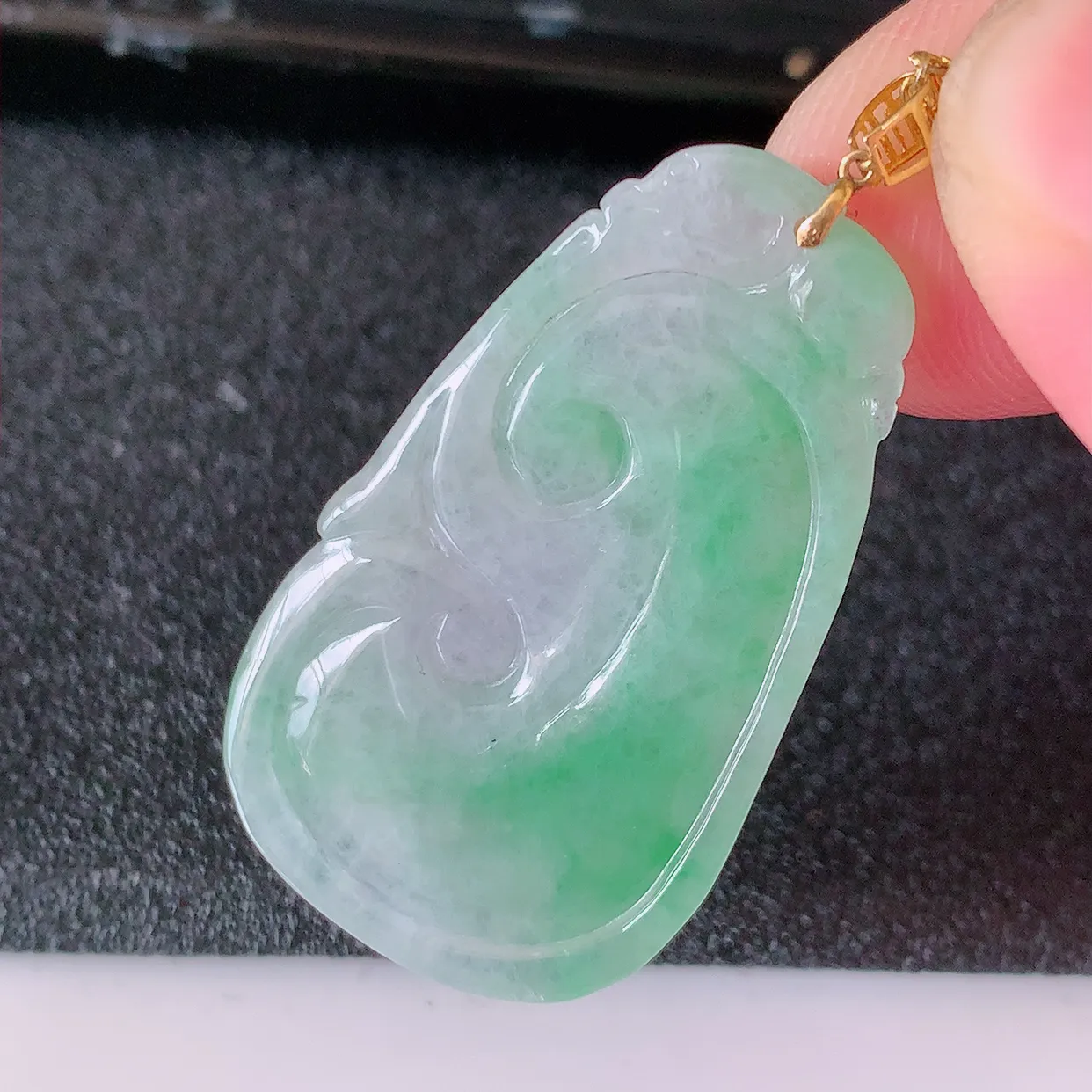 18K金镶嵌冰润飘绿翡翠万事如意吊坠，玉质细腻，时‮大尚‬方，款式经典，佩戴优雅高贵上档次！#41.4