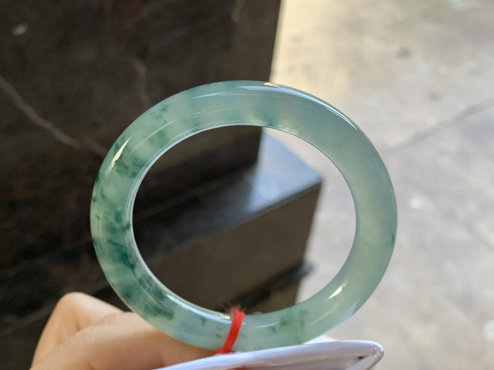 冰种飘花圆条手镯
尺寸：52.2-9.2-9.4mm
种水好 飘花浓郁