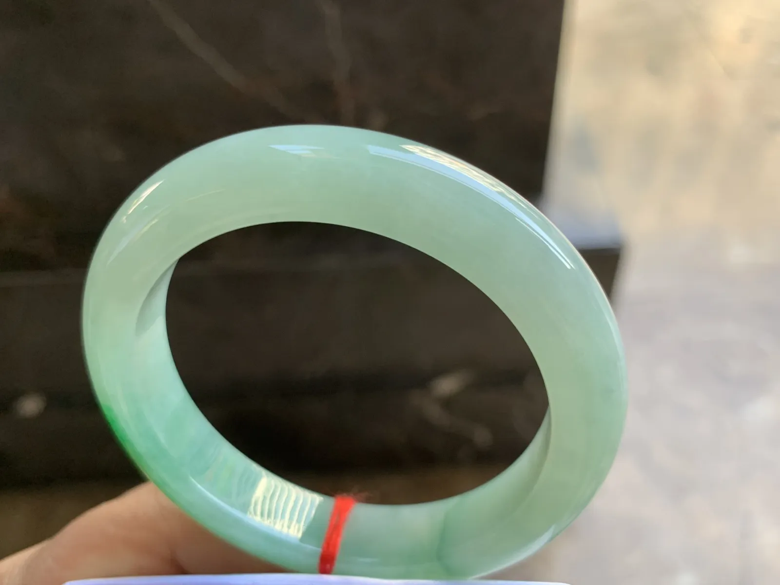 54.5-12.2-9.2mm
带色手镯 种好细腻 颜色漂亮