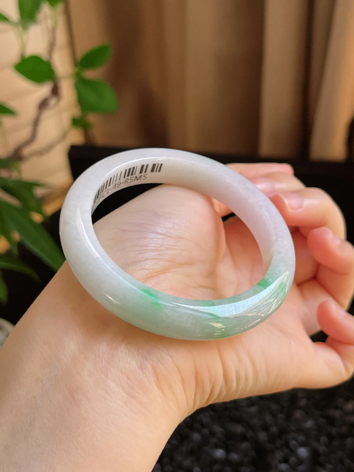 正圈54.1圈口，翡翠糯化种飘绿手镯