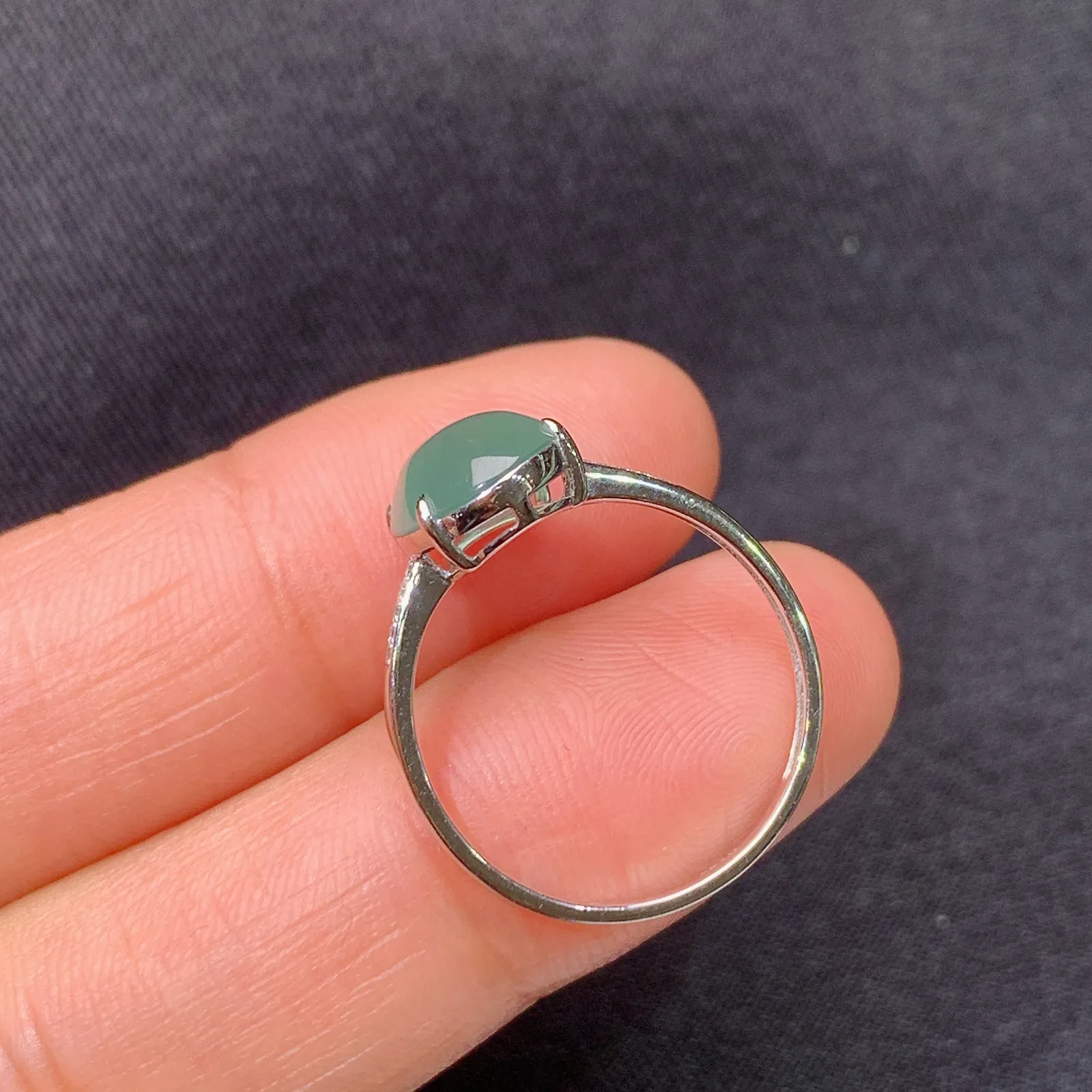 冰晴底蛋面戒指，18k金镶嵌，简约时尚，冰润细腻，种水足，By1 尺寸10.3*7.9*3.3 圈口14