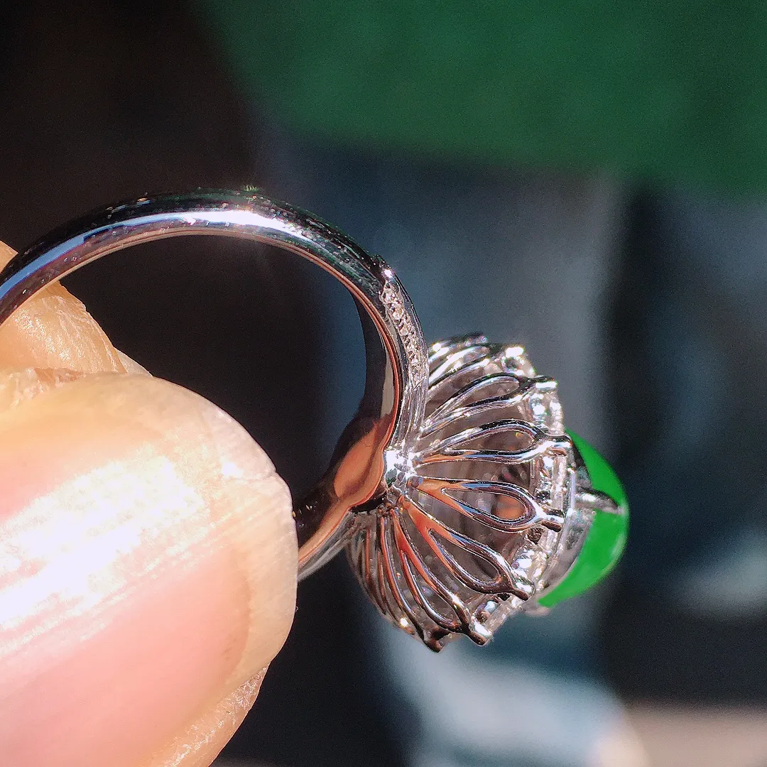 阳绿蛋面戒指，色泽均匀艳丽，玉质细腻，荧光感超
强，饱满圆润，尽显优雅气质，18k
金豪华镶嵌