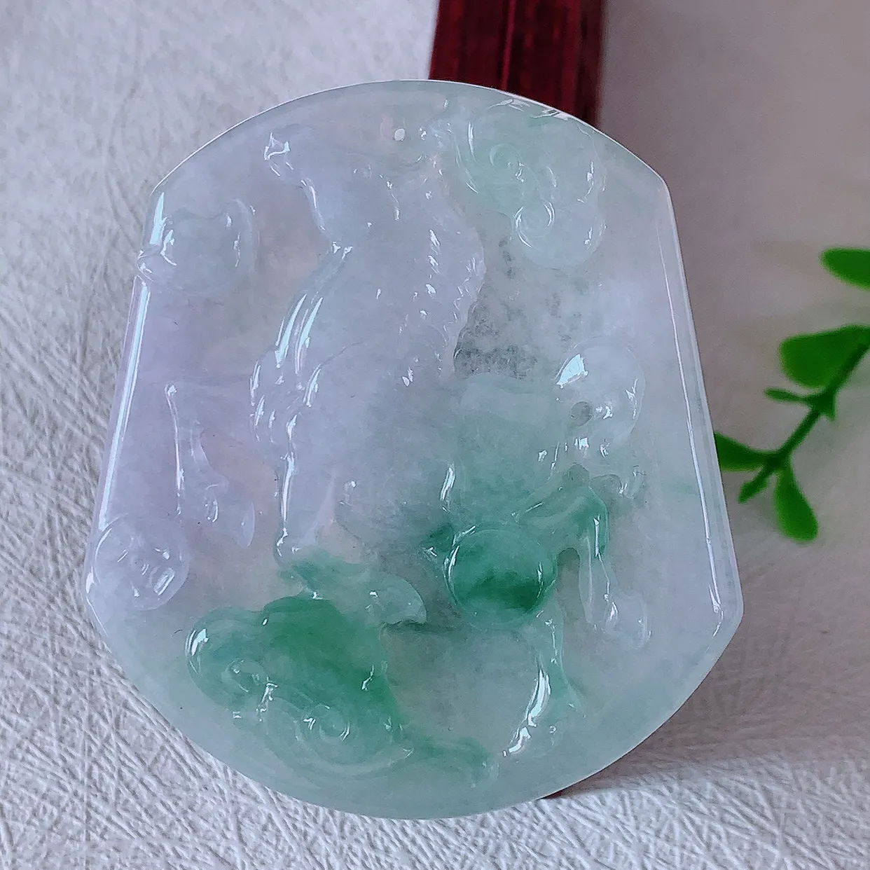 自然光实拍，冰润飘花生肖马上有钱翡翠吊坠，种老水足，雕工精湛 ，寓意美好，佩戴时尚出众！#46.2