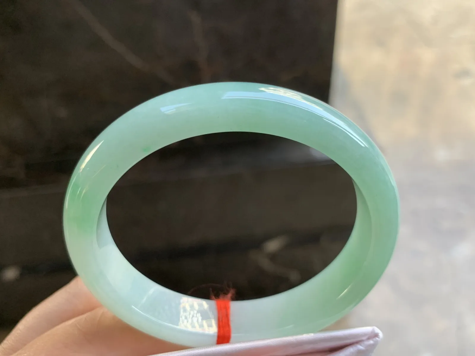 56-12.7-7.5mm
带底色贵妃手镯 底子细腻 颜色清新 正圈54可带