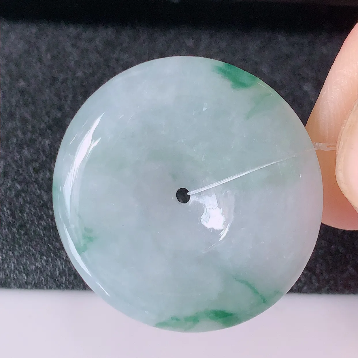 自然光实拍，冰润飘花翡翠平安扣吊坠，冰透，灵动飘逸，寓意平平安安，平安扣佩戴端庄漂亮！#49.4