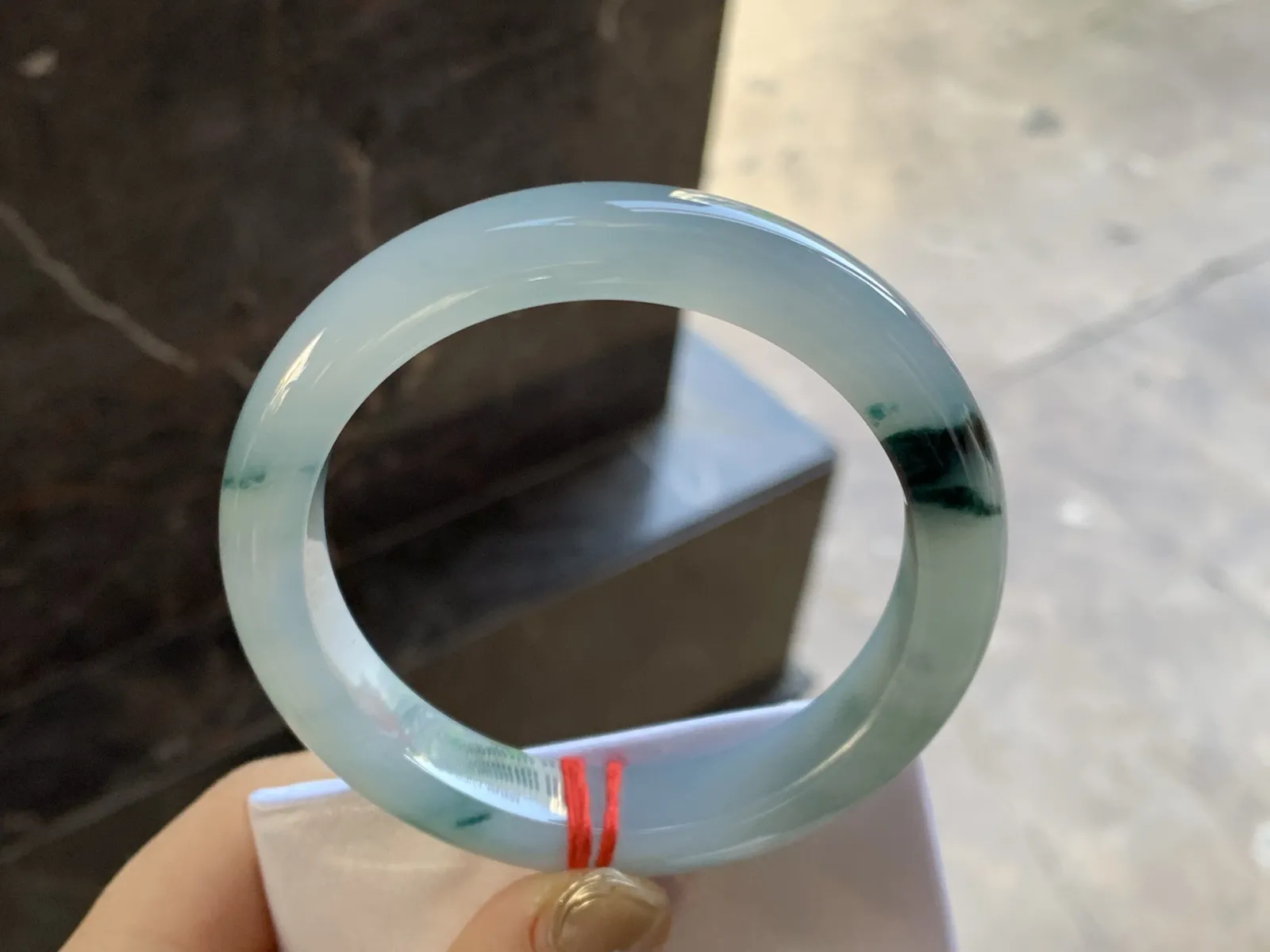 冰种飘花手镯
尺寸：58.4-12.6-9.3mm
种好 底子细腻干净