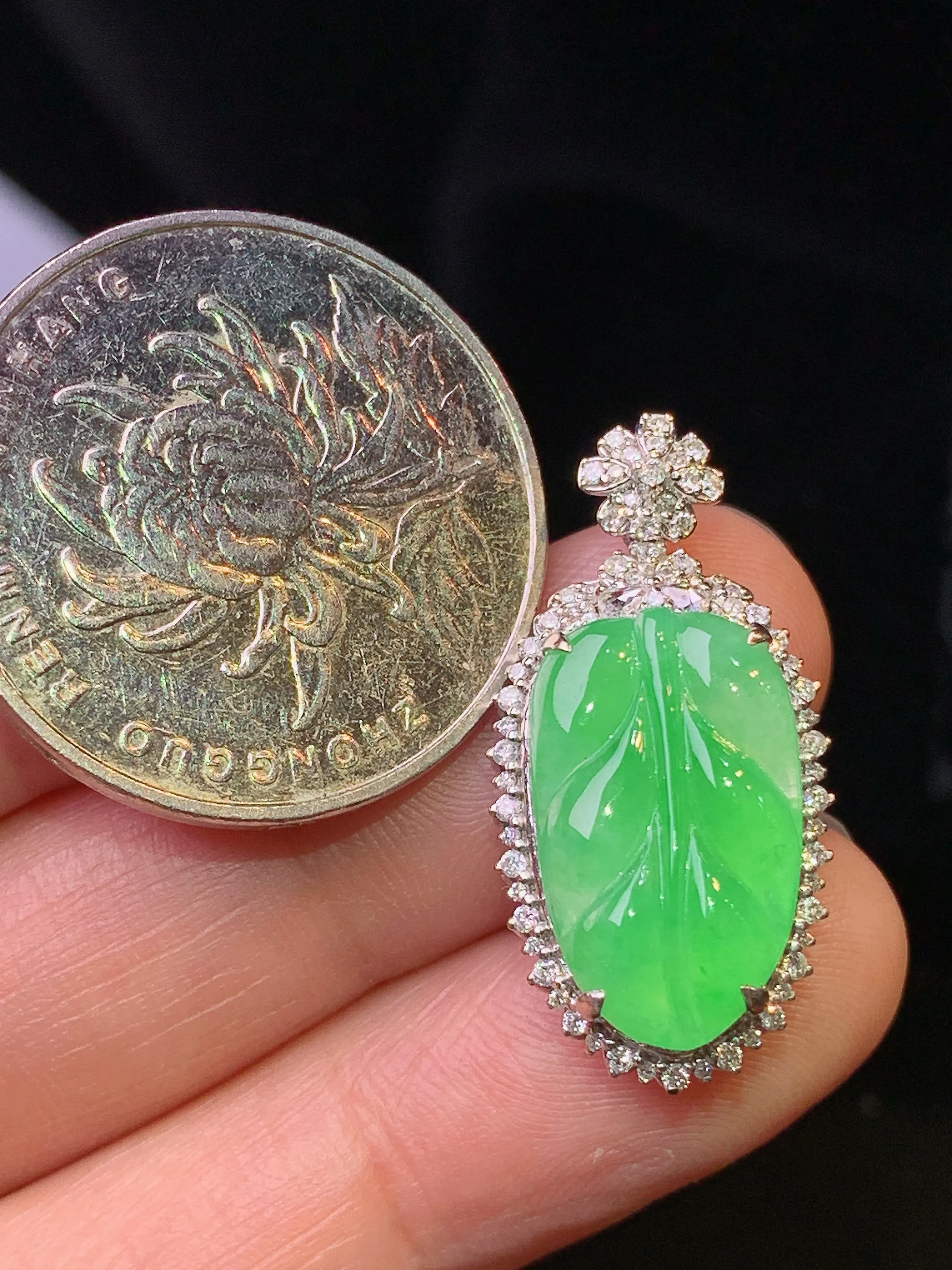 18k金钻镶嵌翠绿树叶吊坠 玉质细腻 色泽清新艳丽 整体尺寸27.2*13.3*7